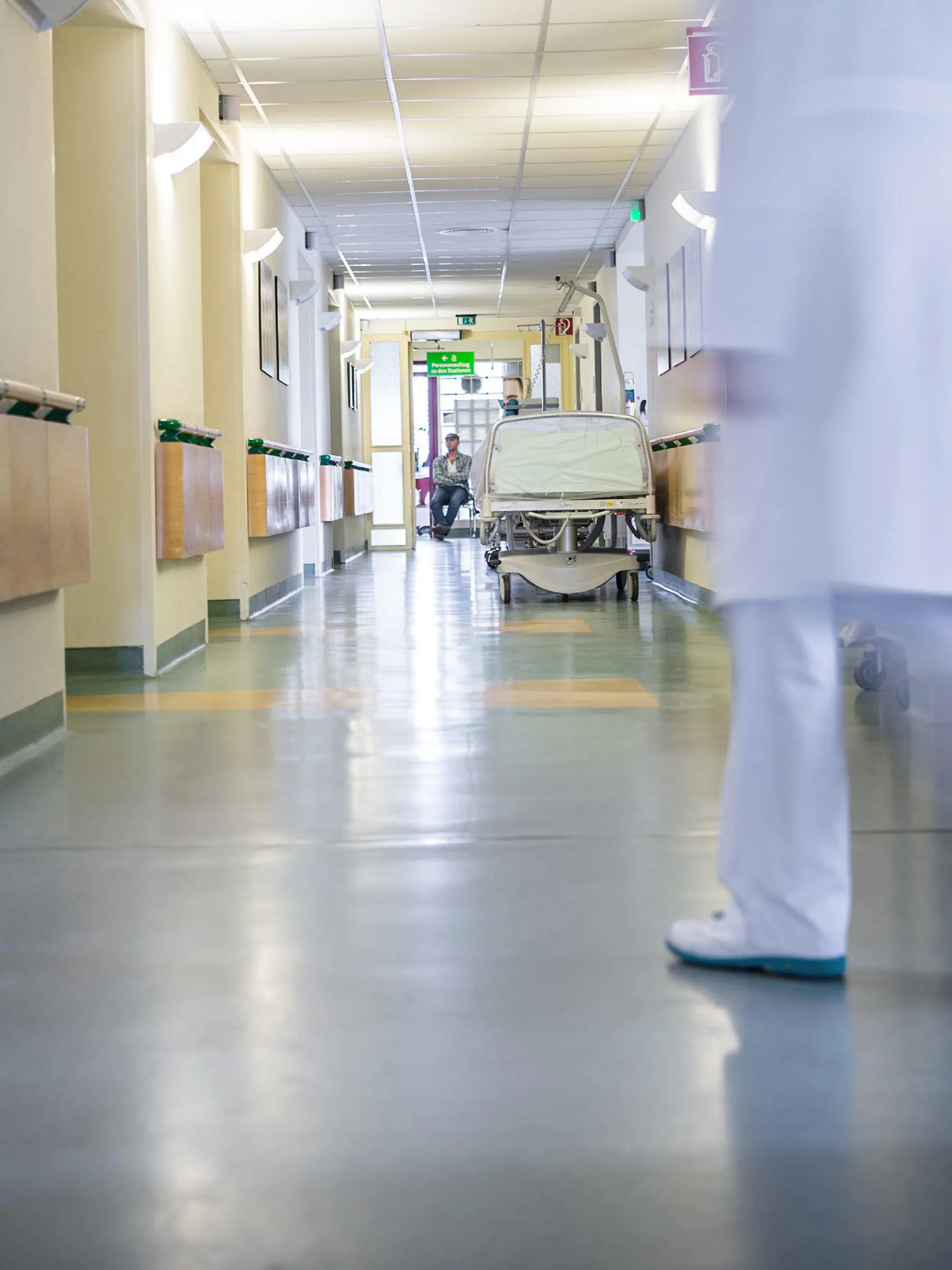 ARCHIV - Eine Ärztin kommt am 18.07.2016 aus einem Stationszimmer im Krankenhaus Waldfriede in Berlin. Foto: Wolfram Kastl/dpa (zu dpa "Kassenärzte: Krankenhausreform löst Strukturprobleme nicht" vom 24.07.2016) +++(c) dpa - Bildfunk+++
