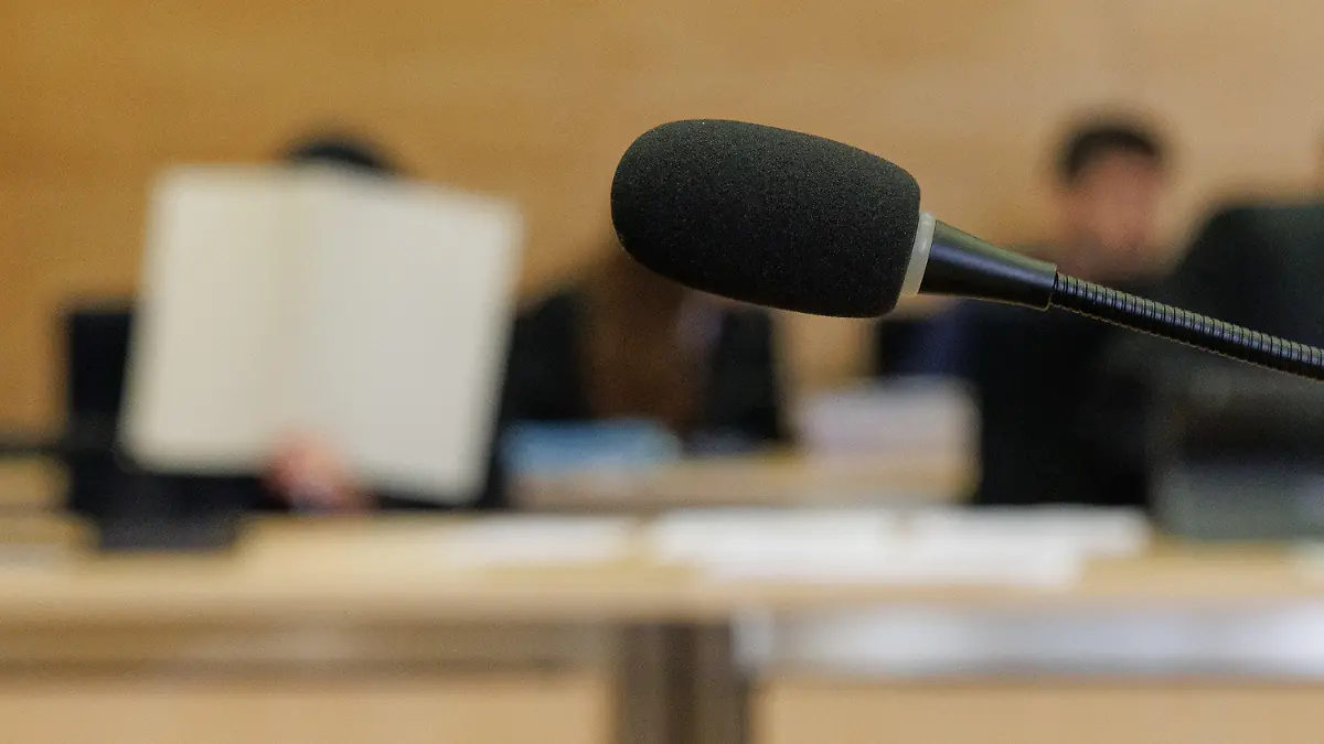 15.06.2023, Nordrhein-Westfalen, Bielefeld: Zwei Angeklagte sitzen in einem Gerichtssaal hinter einem Mikrofon. Am Landgericht Bielefeld beginnt der Prozess um einen mutmaßlichen Giftmord. Die beiden Angeklagten sollen eine außereheliche Beziehung geführt haben. Gemeinsam sollen die Frau aus Bielefeld (50) und ihr Freund aus Hamburg (45) am 30. April 2022 den Plan umgesetzt haben, den Ehemann mit einem Gift zu töten. Laut Anklage hat die Frau dem Mann ein toxisches Gemisch in ein Wasserglas neben sein Bett gestellt. Foto: Friso Gentsch/dpa +++ dpa-Bildfunk +++