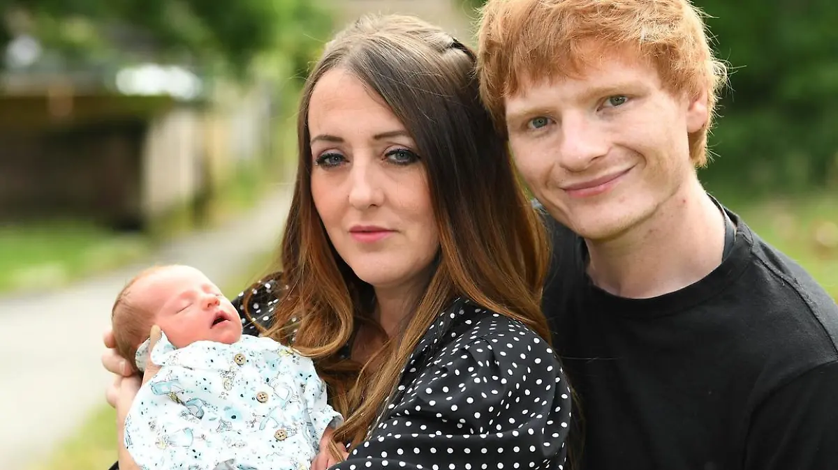 SONDERKONDITIONEN, EXCLUSIVE / AN Ed Sheeran lookalike has had a baby girl Ñ and named her after the singerÕs wife. Ty Jones, 27, and his partner Amanda Baron, 37, welcomed their first child together. They called their daughter Cherry Rose Ñ in a nod to EdÕs wife Cherry Seaborn Ñ and added the middle names Leigh and Sheeran.
Material must be credited "The Sun/News Licensing" unless otherwise agreed. 100% surcharge if not credited. Online rights need to be cleared separately. Strictly one time use only subject to agreement with News Licensing