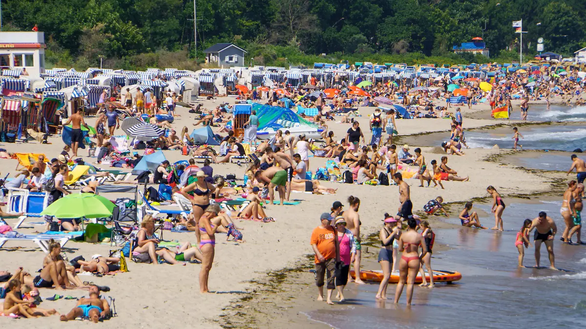 Gefüllter Strand - Hochsaison an der Ostsee im Sommer 2021 Strand an der Lübecker Bucht in Niendorf Tourismus während der Corona-Pandemie Gefüllter Strand - Hochsaison an der Ostsee im Sommer 2021 Strand an der Lübecker Bucht in Niendorf Tourismus während der Corona-Pandemie , Niendorf Schleswig-Holstein Deutschland Strand *** Filled beach high season at the Baltic Sea in summer 2021 beach at the Luebeck Bay in Niendorf tourism during the Corona Pandemic Filled beach high season at the Baltic Sea in summer 2021 beach at the Luebeck Bay in Niendorf tourism during the Corona Pandemic , Niendorf Schleswig Holstein Germany Beach