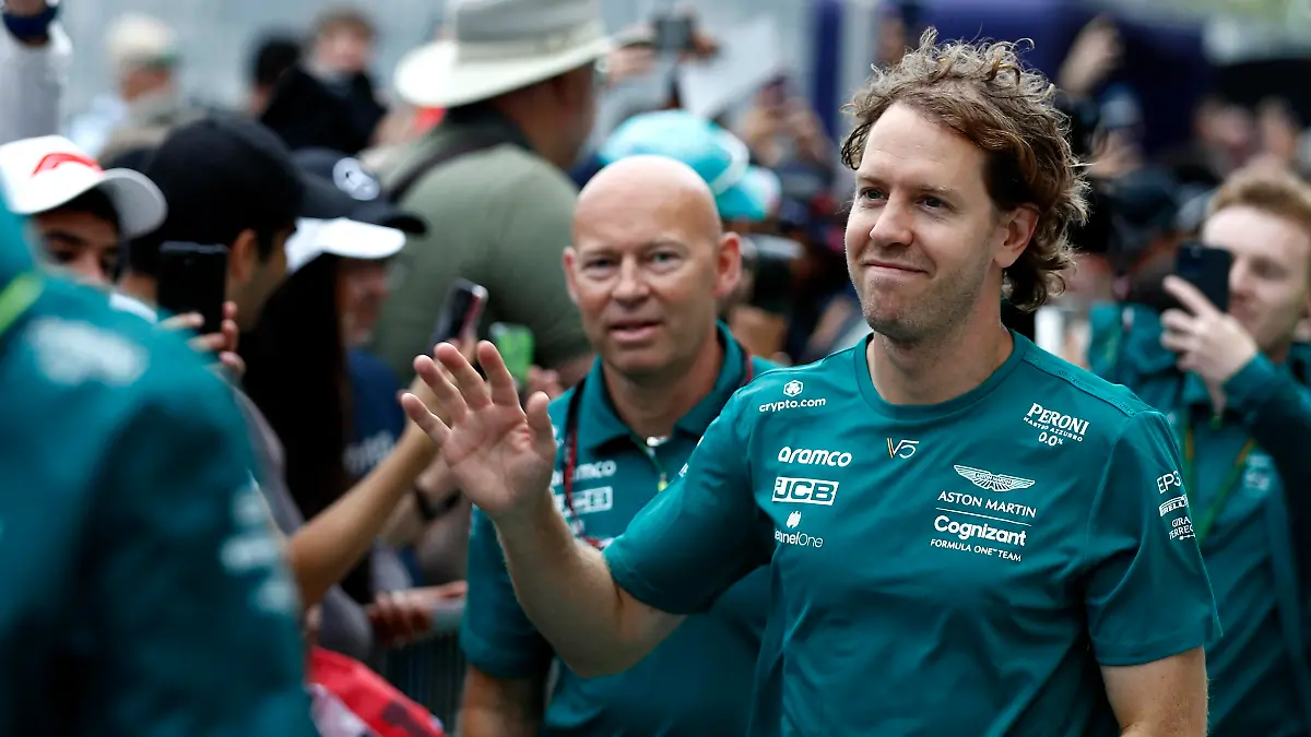 Sport Bilder des Tages Formula 1 2022: Canadian GP CIRCUIT GILLES-VILLENEUVE, CANADA - JUNE 16: Sebastian Vettel, Aston Martin track walk with team members during the Canadian GP at Circuit Gilles-Villeneuve on Thursday June 16, 2022 in Montreal, Canada. Photo by Carl Bingham / LAT Images Images PUBLICATIONxINxGERxSUIxAUTxHUNxONLY GP2209_143334_31I0671