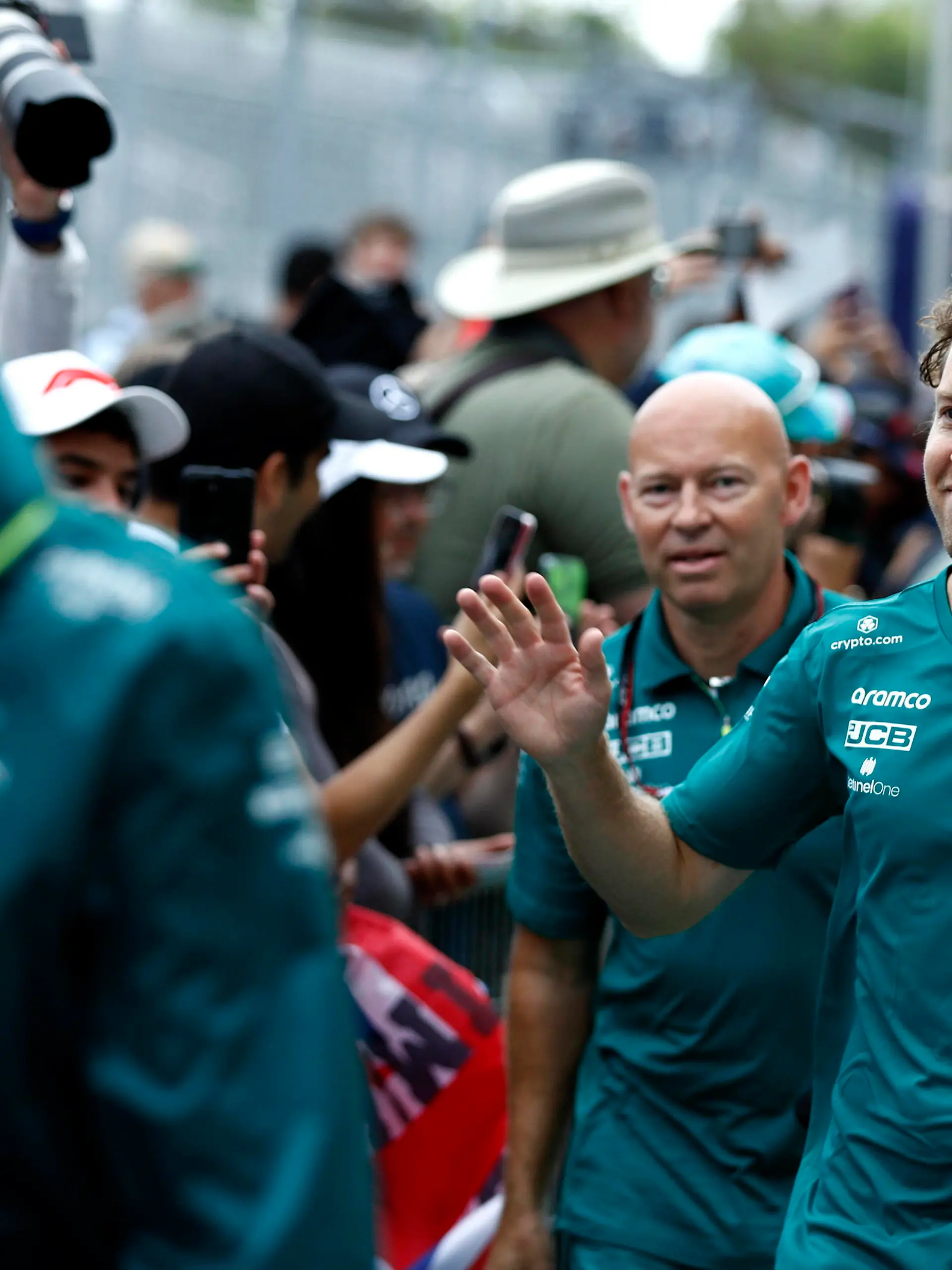 Sport Bilder des Tages Formula 1 2022: Canadian GP CIRCUIT GILLES-VILLENEUVE, CANADA - JUNE 16: Sebastian Vettel, Aston Martin track walk with team members during the Canadian GP at Circuit Gilles-Villeneuve on Thursday June 16, 2022 in Montreal, Canada. Photo by Carl Bingham / LAT Images Images PUBLICATIONxINxGERxSUIxAUTxHUNxONLY GP2209_143334_31I0671