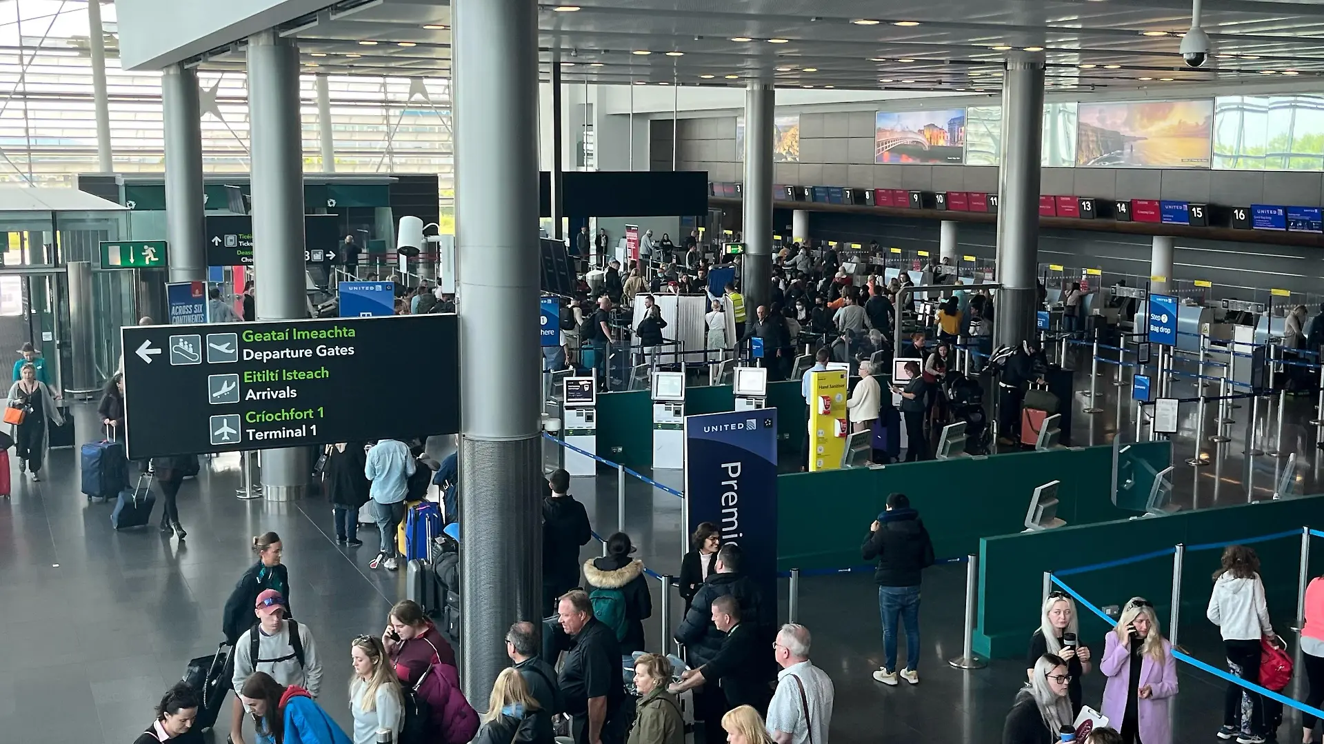 31.05.2022, Irland, Dublin: Zahlreiche Menschen am Flughafen Dublin. Reisende in Großbritannien müssen in den nächsten Tagen weiter mit langen Wartezeiten und kurzfristigen Änderungen ihrer Pläne rechnen. Foto: Niall Carson/PA Wire/dpa +++ dpa-Bildfunk +++