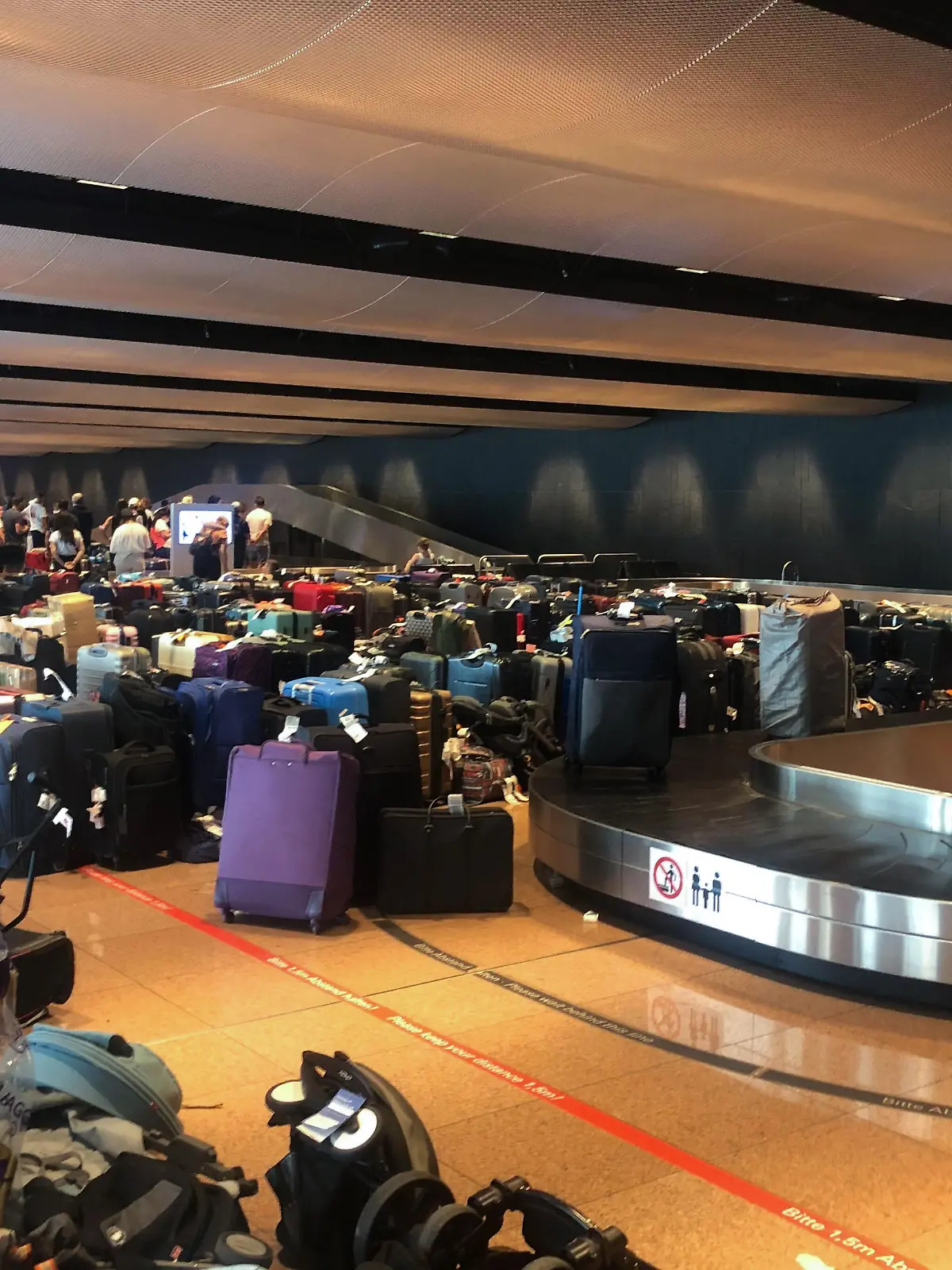 Gestrandete Koffer und Gepäckstücke stehen neben Kofferbändern im Flughafen. Nachgeliefertes Gepäck macht Passagieren am Hamburger Flughafen das Leben schwer. Es gebe derzeit eine starke Häufung, räumte eine Flughafensprecherin ein.