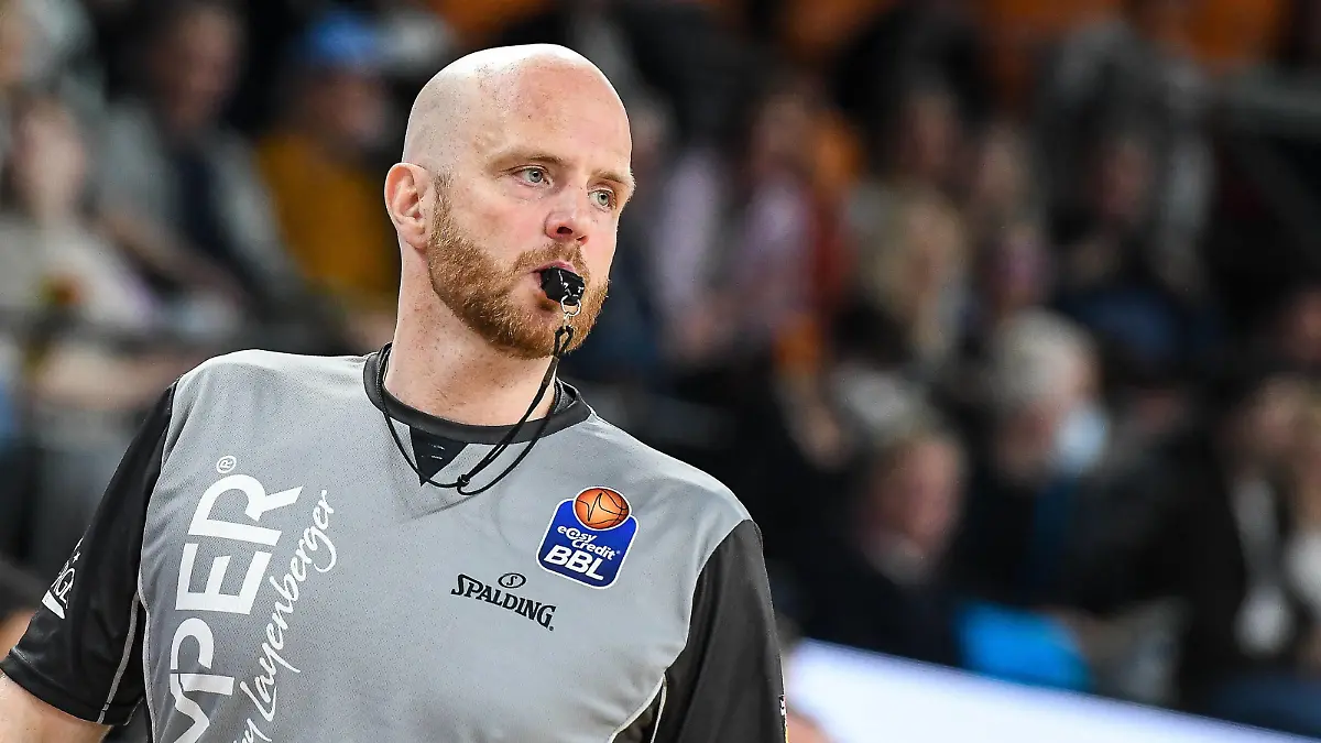 GER, BBL, ratiopharm Ulm vs MLP Academics Heidelberg / 12.04.2022, ratiopharm arena, Neu-Ulm, GER, BBL, ratiopharm Ulm vs MLP Academics Heidelberg, im Bild Schiedsrichter Benjamin Barth *** GER, BBL, ratiopharm Ulm vs MLP Academics Heidelberg 12 04 2022, ratiopharm arena, New Ulm, GER, BBL, ratiopharm Ulm vs MLP Academics Heidelberg, in picture referee Benjamin Barth nordphotoxGmbHx/xHafner nph00200 