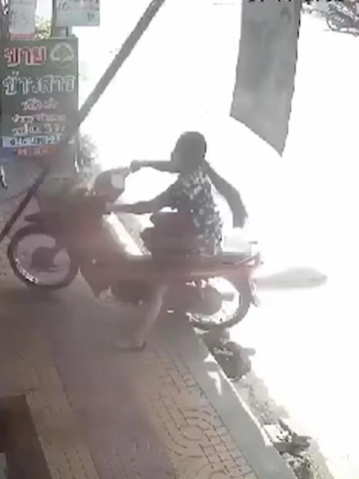 Ein Schwächeanfall führte dazu, dass diese Frau mit ihrem Motorrad mitten in einen Laden beschleunigt. Im Geschäft war die Besitzerin dabei, sich weiße Haare vom Kopf zu zupfen - als sie angefahren wird!