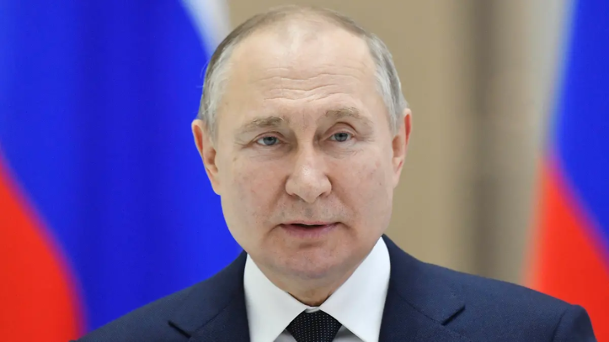 ARCHIV - 12.04.2022, Russland, Wostotschny: Das von der staatlichen russischen Nachrichtenagentur Sputnik über AP veröffentlichte Bild zeigt Wladimir Putin, Präsident von Russland, der während seines Besuchs des Kosmodroms Wostotschny eine Rede in einer Raketenmontagehalle hält. (zu dpa «Putin wirft Westen bei Wirtschaftsforum in Petersburg Fehler vor») Foto: Evgeny Biyatov/Pool Sputnik Kremlin/AP/dpa - ACHTUNG: Nur zur redaktionellen Verwendung und nur mit vollständiger Nennung des vorstehenden Credits +++ dpa-Bildfunk +++
