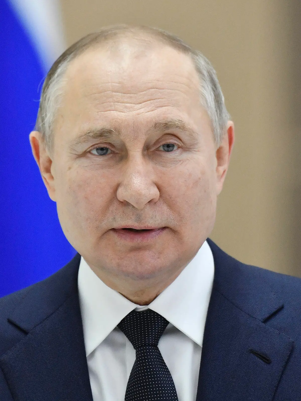 ARCHIV - 12.04.2022, Russland, Wostotschny: Das von der staatlichen russischen Nachrichtenagentur Sputnik über AP veröffentlichte Bild zeigt Wladimir Putin, Präsident von Russland, der während seines Besuchs des Kosmodroms Wostotschny eine Rede in einer Raketenmontagehalle hält. (zu dpa «Putin wirft Westen bei Wirtschaftsforum in Petersburg Fehler vor») Foto: Evgeny Biyatov/Pool Sputnik Kremlin/AP/dpa - ACHTUNG: Nur zur redaktionellen Verwendung und nur mit vollständiger Nennung des vorstehenden Credits +++ dpa-Bildfunk +++