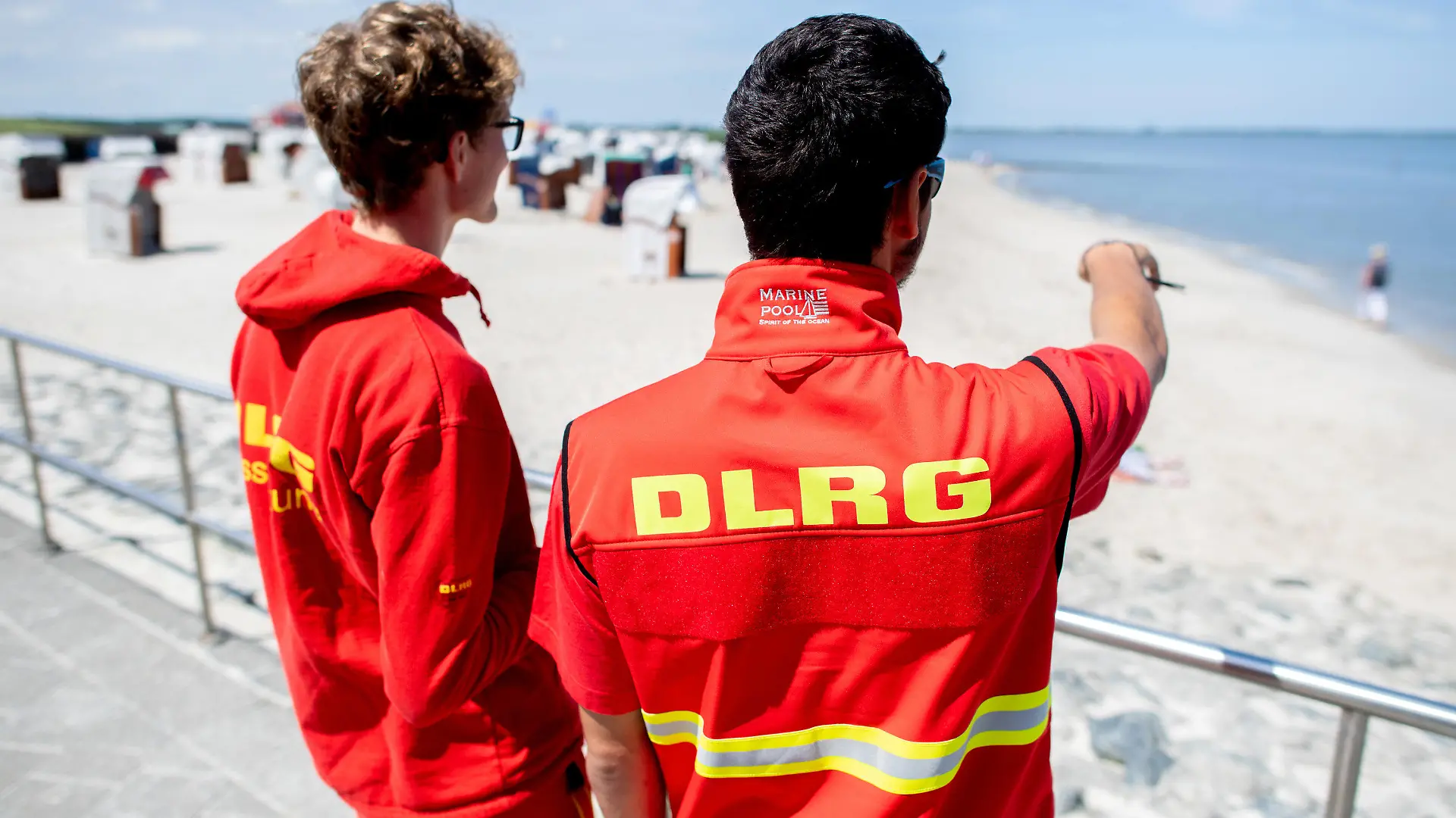 15.06.2022, Niedersachsen, Hooksiel: Zwei Rettungsschwimmer der DLRG bewachen bei sonnigem Wetter den Nordseestrand von Hooksiel. In Wilhelmshaven findet der Nordsee-Tourismustag 2022 statt. Im Fokus der diesjährigen Tagung stehen die möglichen Verbesserungen des Lebensraumes am UNESCO-Weltnaturerbe Wattenmeer. Foto: Hauke-Christian Dittrich/dpa +++ dpa-Bildfunk +++