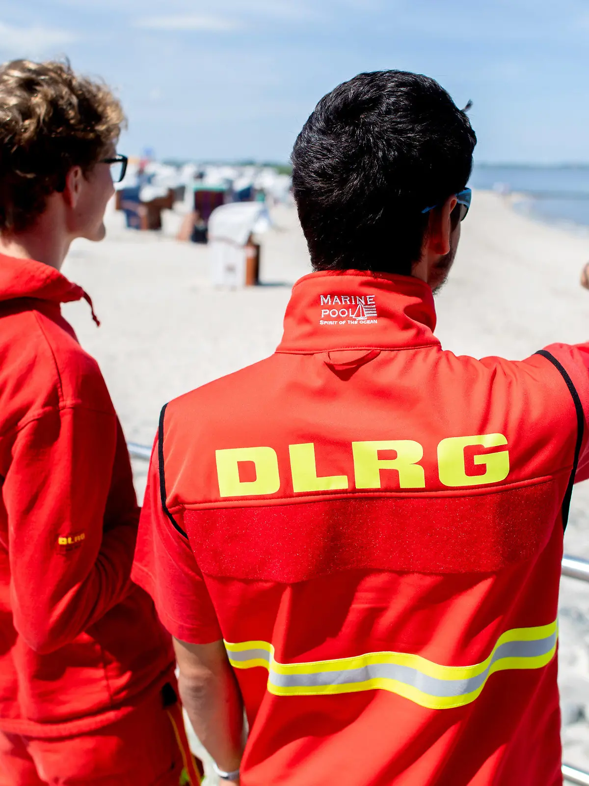 15.06.2022, Niedersachsen, Hooksiel: Zwei Rettungsschwimmer der DLRG bewachen bei sonnigem Wetter den Nordseestrand von Hooksiel. In Wilhelmshaven findet der Nordsee-Tourismustag 2022 statt. Im Fokus der diesjährigen Tagung stehen die möglichen Verbesserungen des Lebensraumes am UNESCO-Weltnaturerbe Wattenmeer. Foto: Hauke-Christian Dittrich/dpa +++ dpa-Bildfunk +++