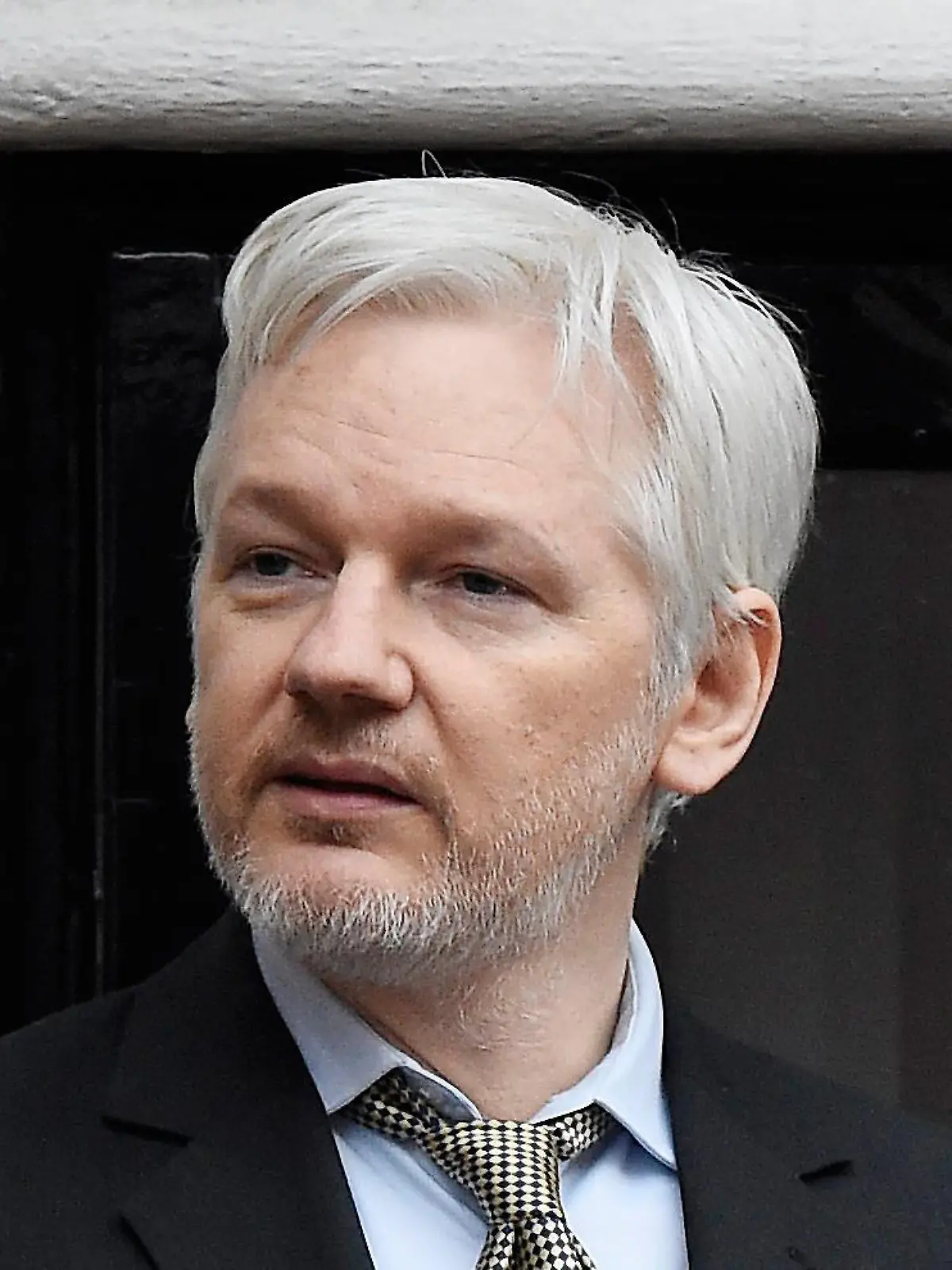 ARCHIV - 05.02.2016, Großbritannien, London: Wikileaks-Gründer Julian Assange spricht von einem Balkon der Botschaft von Ecuador zu Journalisten. (zu dpa «Julian Assange: Märtyrer der Pressefreiheit oder skrupelloser Hacker?») Foto: picture alliance / Facundo Arrizabalaga/EPA/dpa +++ dpa-Bildfunk +++