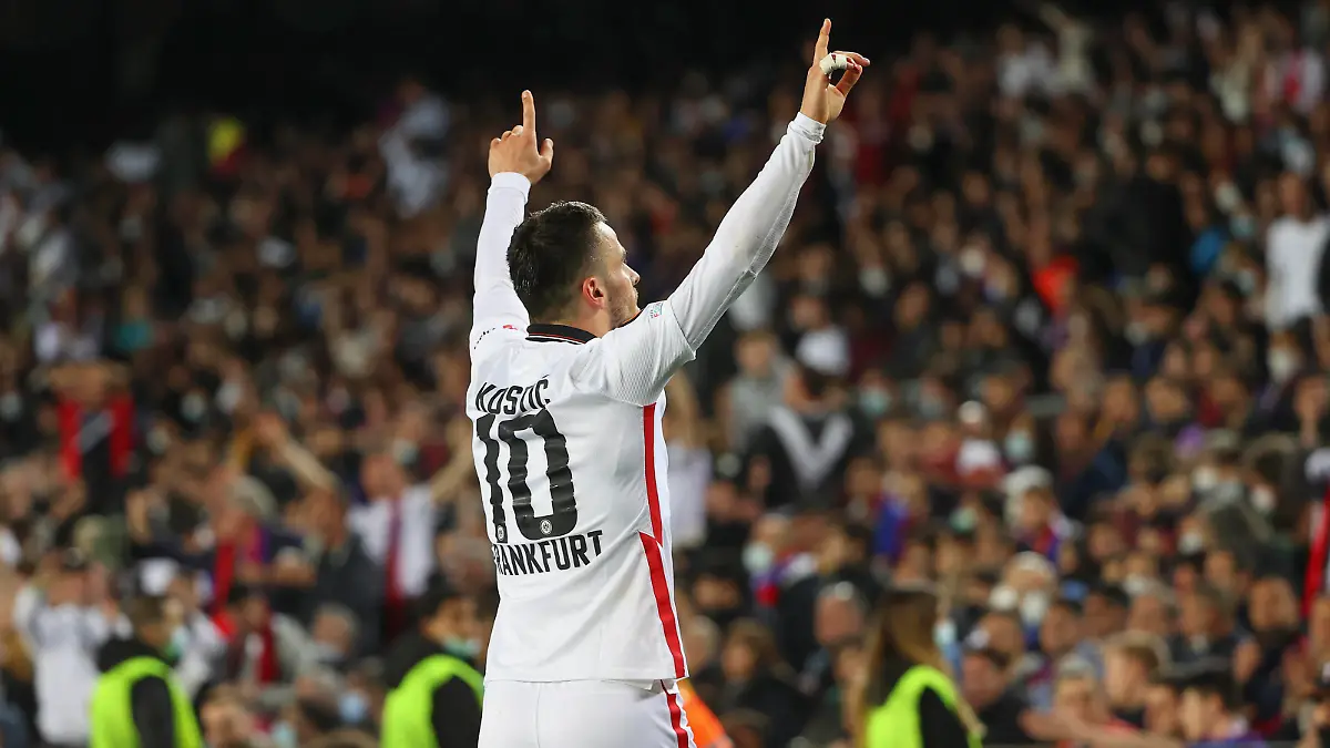 14.04.2022, Fussball UEFA Europa League, FC Barcelona, Barca - Eintracht Frankfurt, emonline, emspor, v.l., Torjubel zum 0:3 durch Filip Kostic Eintracht Frankfurt, Goal celebration, celebrate the goal DFL/DFB REGULATIONS PROHIBIT ANY USE OF PHOTOGRAPHS AS IMAGE SEQUENCES AND/OR QUASI-VIDEO. xdcx *** 14 04 2022, Football UEFA Europa League, FC Barcelona Eintracht Frankfurt, emonline, emspor, v l , Goal celebration to 0 3 by Filip Kostic Eintracht Frankfurt , Goal celebration, celebrate the goal DFL DFB REGULATES PROHIBIT ANY USE OF PHOTOGRAPHS AS IMAGE SEQUENCES AND OR QUASI VIDEO xdcx Copyright: HMBxMedia