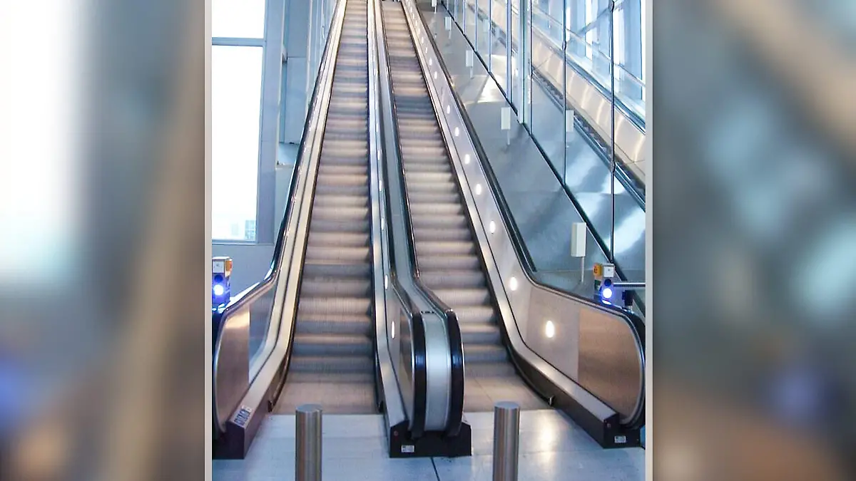 Bild einer Rolltreppe am Londoner Flughafen Gatwick.