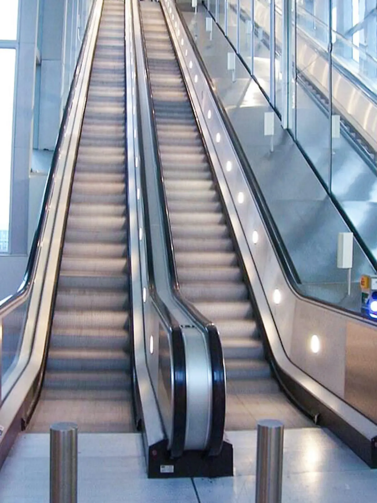 Bild einer Rolltreppe am Londoner Flughafen Gatwick.