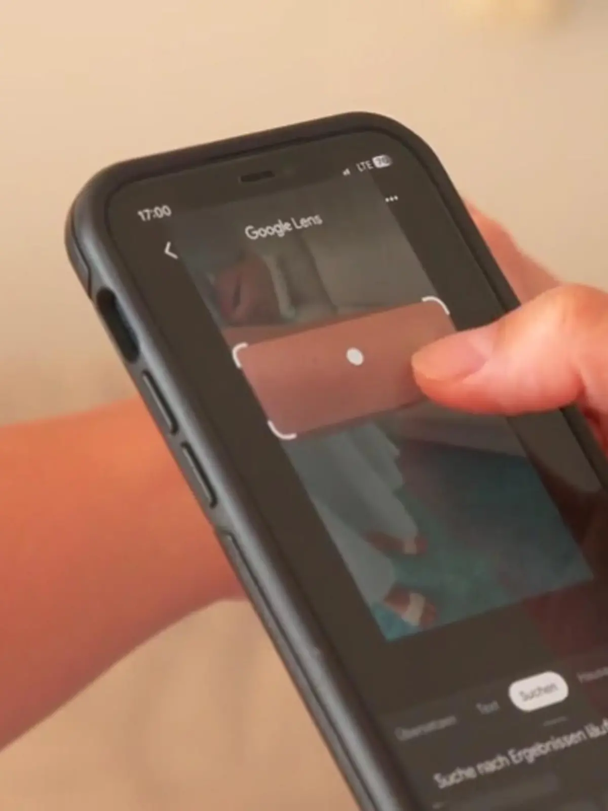 Habe ich mich richtig eingecremt? Wie hoch ist aktuell die UV-Belastung? Und könnte der Punkt an meinem Arm tatsächlich schon Hautkrebs sein? Genau diese Fragen sollen Handy-Apps ganz einfach beantworten können. Wir haben sie einmal dem Härtetest unterzogen und waren geschockt: entweder vom Preis oder von den dilettantischen Fehldiagnosen der Anwendungen!