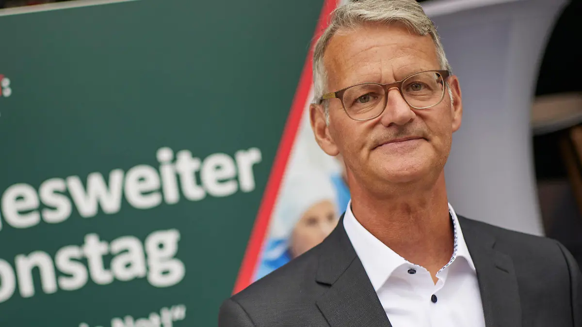 20.06.2023, Berlin: Gerald Gaß, Vorstandsvorsitzender der Deutschen Krankenhausgesellschaft, steht im Rahmen des bundesweiten Protesttags der Deutschen Krankenhausgesellschaft auf dem Washingtonplatz. Bei dem Aktionstag wollen zahlreiche Kliniken auf ihre ernste Lage aufmerksam machen. Foto: Joerg Carstensen/dpa +++ dpa-Bildfunk +++