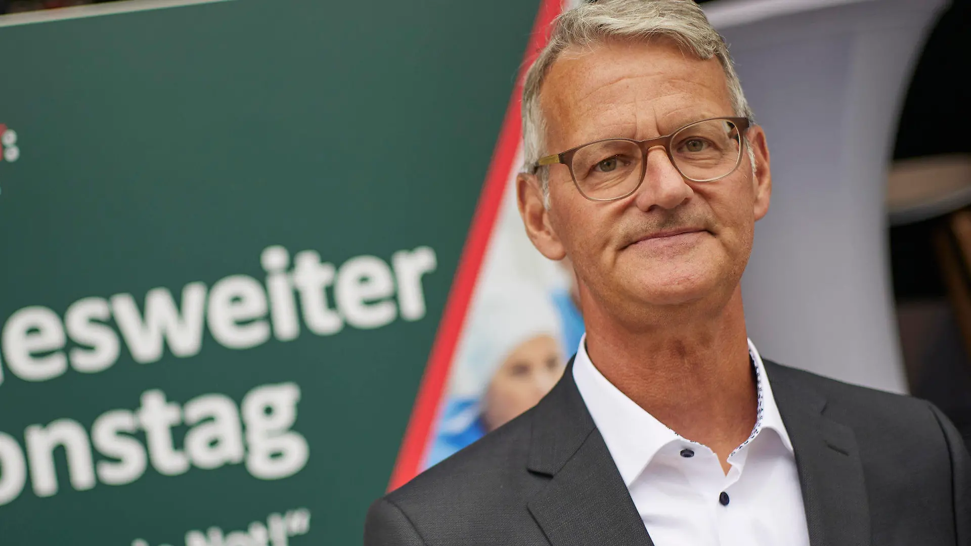 20.06.2023, Berlin: Gerald Gaß, Vorstandsvorsitzender der Deutschen Krankenhausgesellschaft, steht im Rahmen des bundesweiten Protesttags der Deutschen Krankenhausgesellschaft auf dem Washingtonplatz. Bei dem Aktionstag wollen zahlreiche Kliniken auf ihre ernste Lage aufmerksam machen. Foto: Joerg Carstensen/dpa +++ dpa-Bildfunk +++