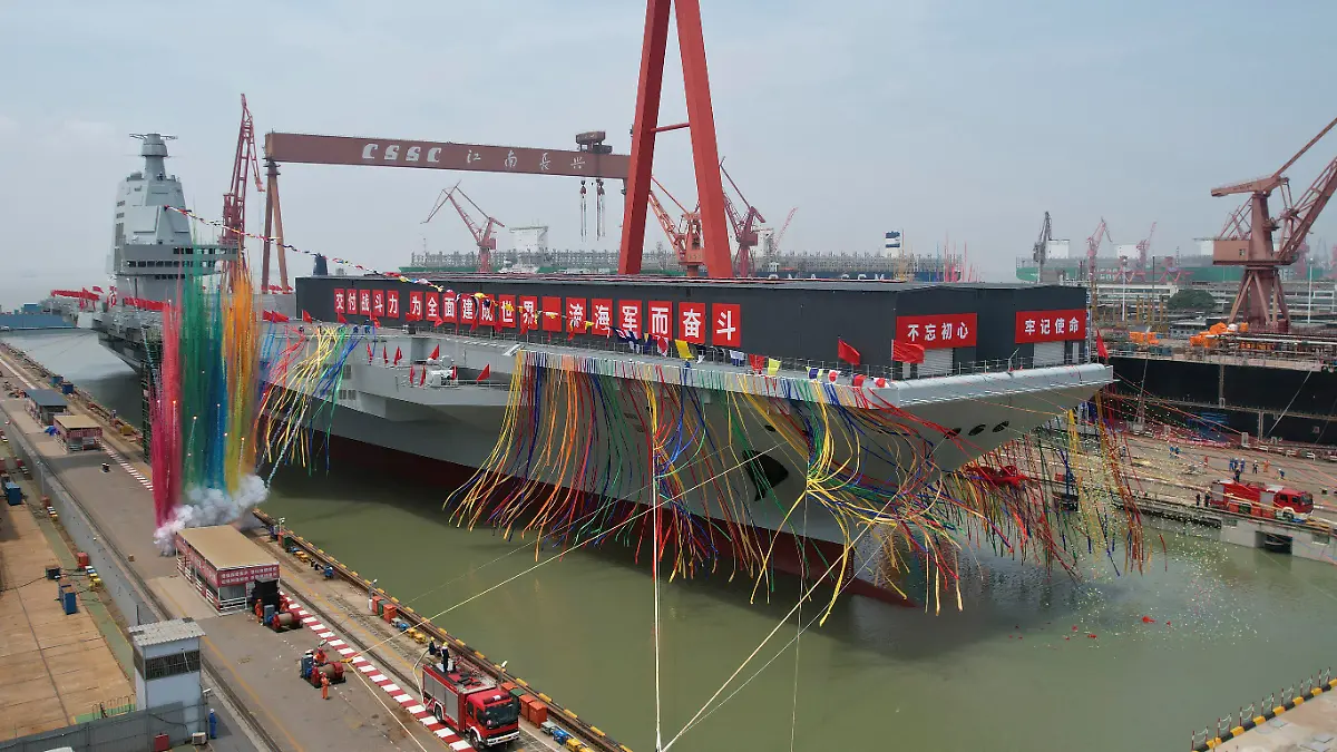 17.06.2022, China, Shanghai: Dieses von der chinesischen Nachrichtenagentur Xinhua veröffentlichte Foto zeigt den neuen Flugzeugträger «Fujian» bei den Feierlichkeiten zur Inbetriebnahme im Trockendock. China hat einen neuen Flugzeugträger in Betrieb genommen, den modernsten des Landes. Das Schiff namens «Fujian» wurde am Freitag in Shanghai zu Wasser gelassen Foto: Li Gang/Xinhua/AP/dpa +++ dpa-Bildfunk +++