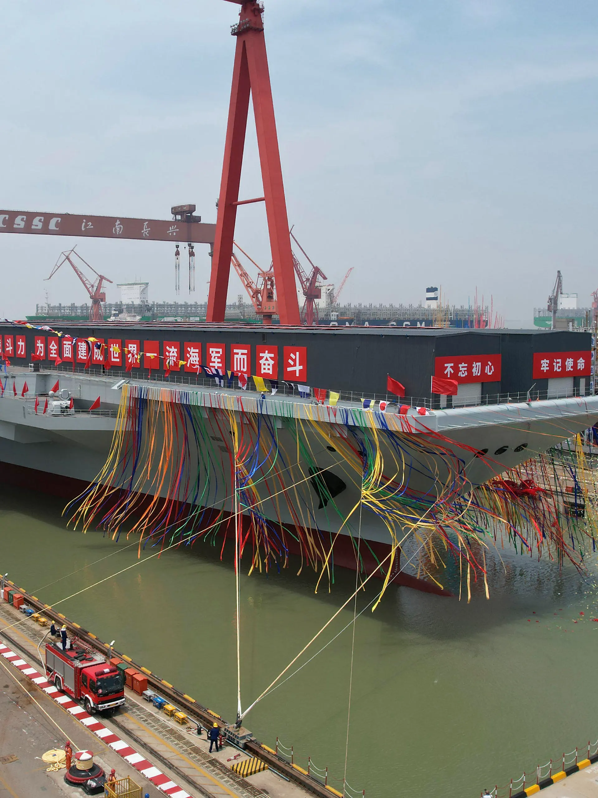 17.06.2022, China, Shanghai: Dieses von der chinesischen Nachrichtenagentur Xinhua veröffentlichte Foto zeigt den neuen Flugzeugträger «Fujian» bei den Feierlichkeiten zur Inbetriebnahme im Trockendock. China hat einen neuen Flugzeugträger in Betrieb genommen, den modernsten des Landes. Das Schiff namens «Fujian» wurde am Freitag in Shanghai zu Wasser gelassen Foto: Li Gang/Xinhua/AP/dpa +++ dpa-Bildfunk +++