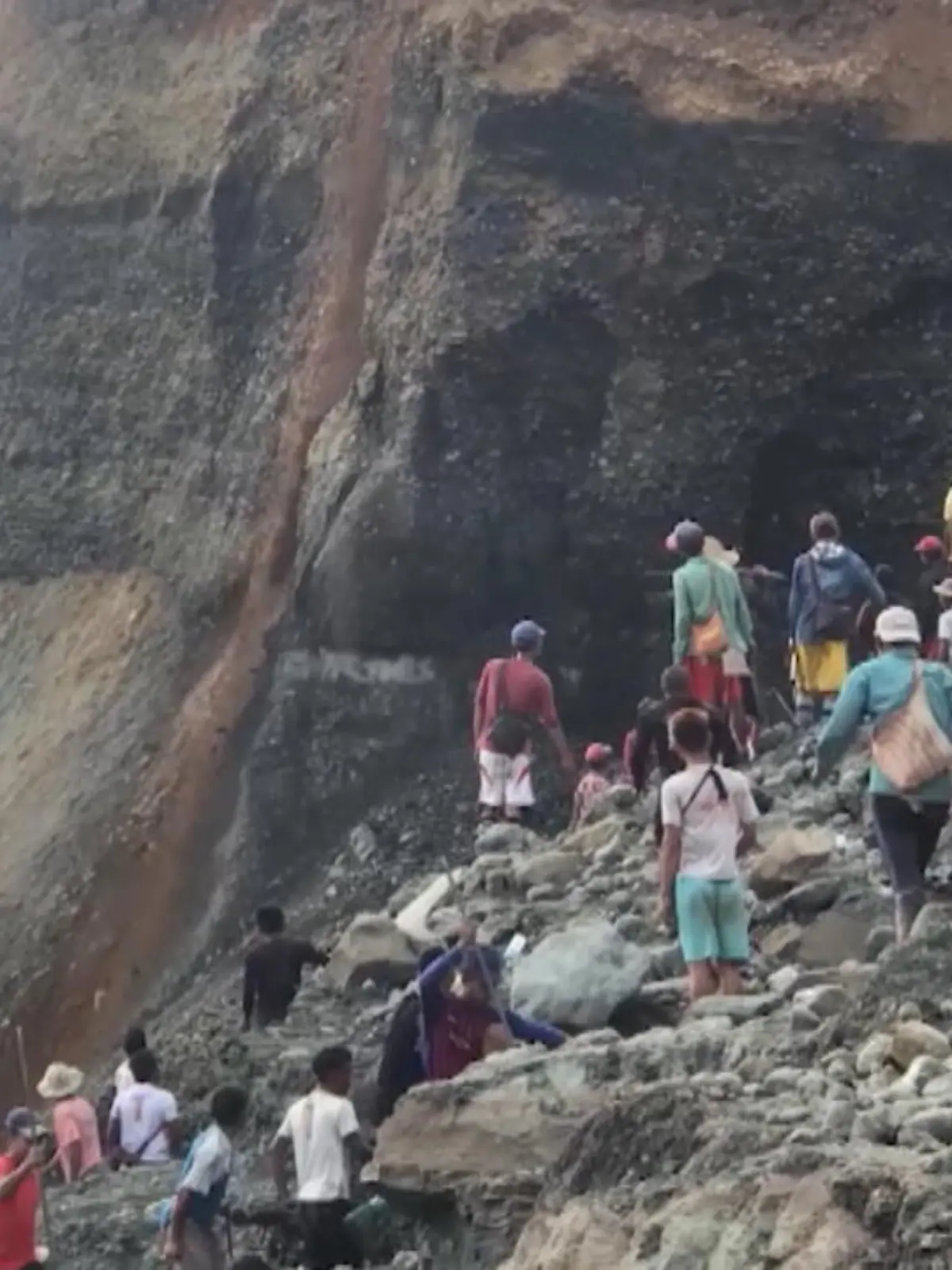 Im südostasiatischen Myanmar ist ein Fels in sich zusammengebrochen. Dutzende Bergarbeiter befinden sich zu diesem Zeitpunkt in Lebensgefahr. Wir zeigen die dramatischen Szenen im Video.