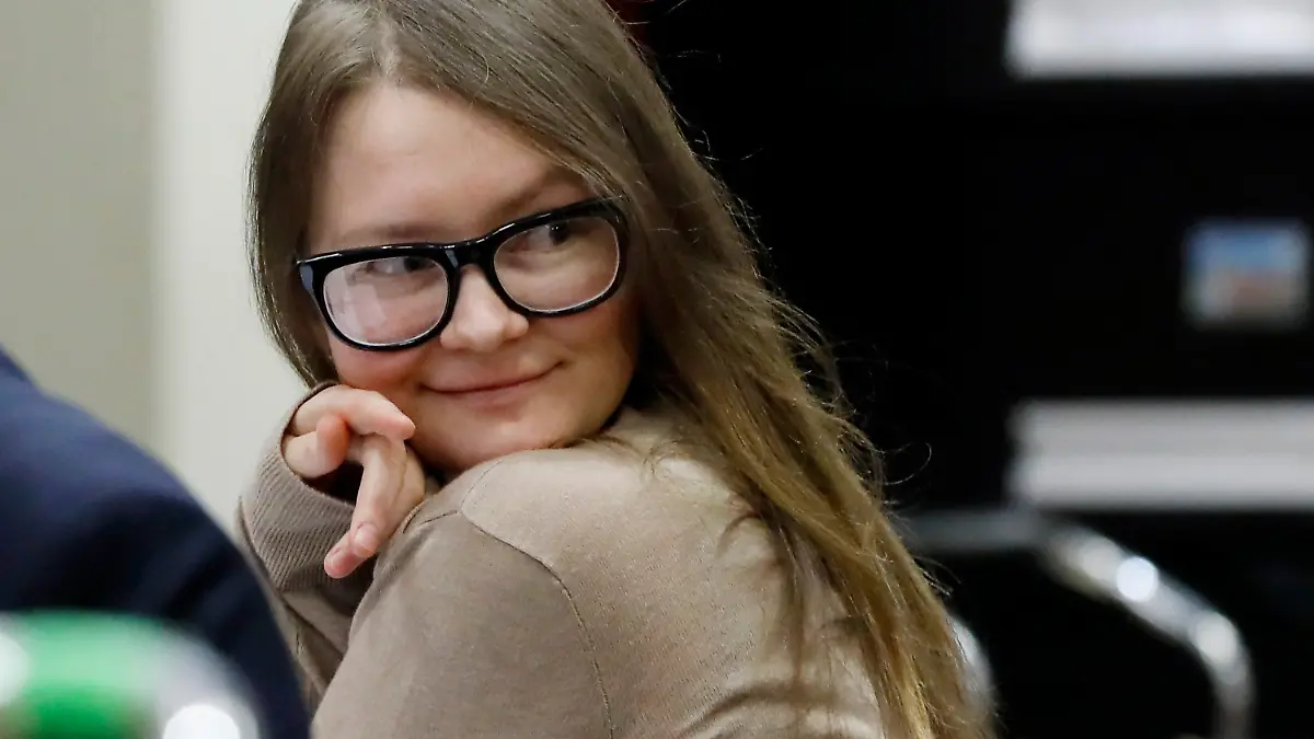 27.03.2019, USA, New York: Anna Sorokin, mutmaßliche Hochstaplerin aus Deutschland, sitzt im Gericht zu Prozessbeginn. Sorokin, die unter dem Pseudonym Anna Delvey auftrat, soll New Yorker Hotel- und Geschäftspartner um Hunderttausende Dollar betrogen haben. Ihr wird mehrfacher schwerer Diebstahl vorgeworfen, im Fall einer Verurteilung droht ihr eine jahrelange Haftstrafe. Foto: Richard Drew/AP/dpa +++ dpa-Bildfunk +++