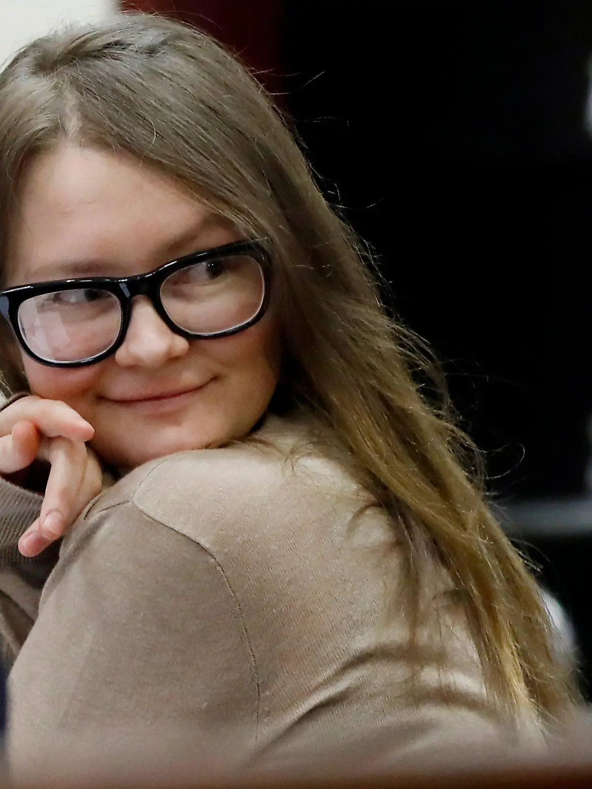 27.03.2019, USA, New York: Anna Sorokin, mutmaßliche Hochstaplerin aus Deutschland, sitzt im Gericht zu Prozessbeginn. Sorokin, die unter dem Pseudonym Anna Delvey auftrat, soll New Yorker Hotel- und Geschäftspartner um Hunderttausende Dollar betrogen haben. Ihr wird mehrfacher schwerer Diebstahl vorgeworfen, im Fall einer Verurteilung droht ihr eine jahrelange Haftstrafe. Foto: Richard Drew/AP/dpa +++ dpa-Bildfunk +++