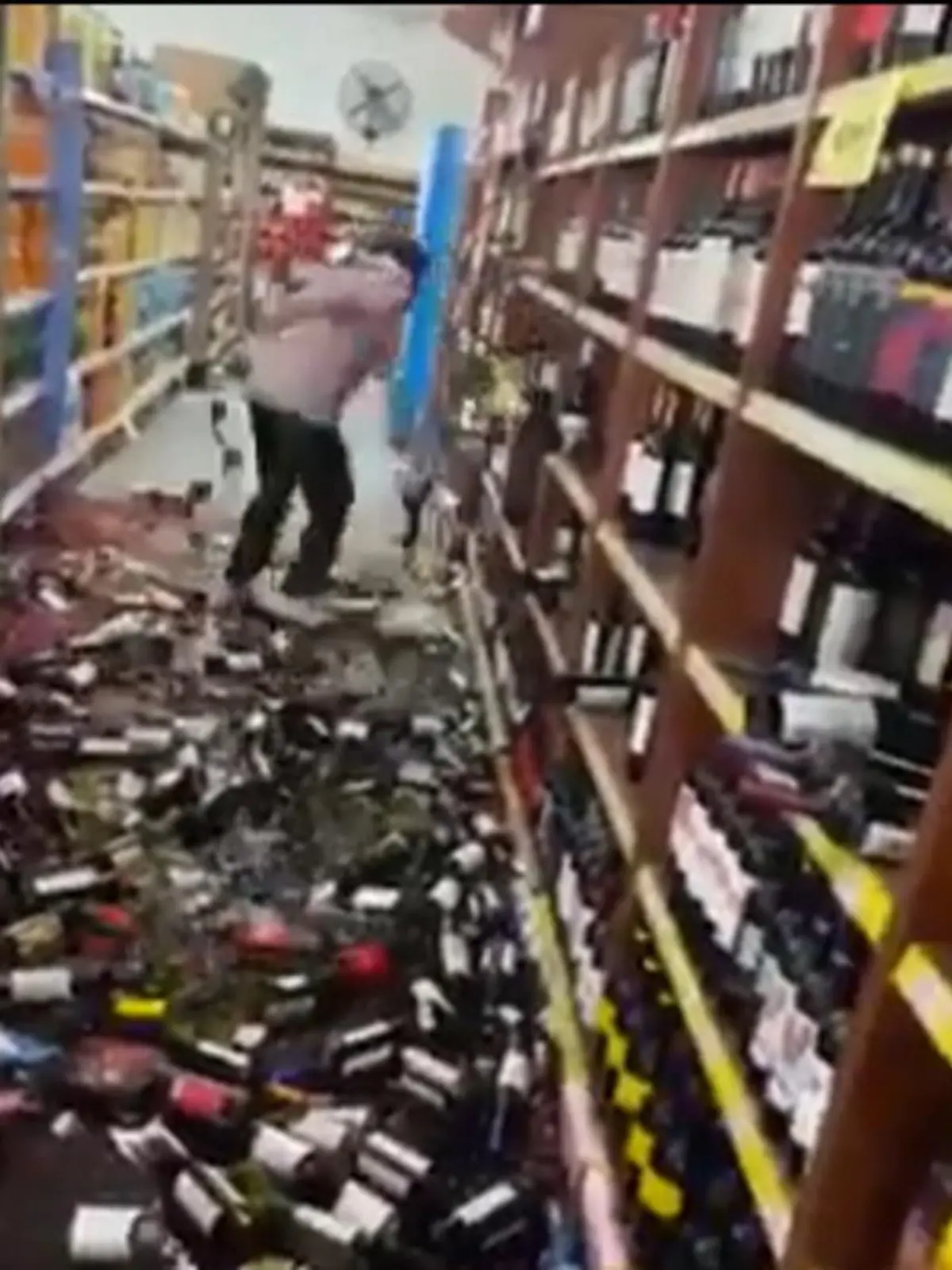 Folgende Bilder sind nichts für Schwache-Weinliebhaber-Nerven. 
Diese Mitarbeiterin ist so sauer über ihre Entlassung, dass sie beim nach draußen gehen hunderte Weinflaschen zerschlägt. Prost auf den Abgang der Woche!