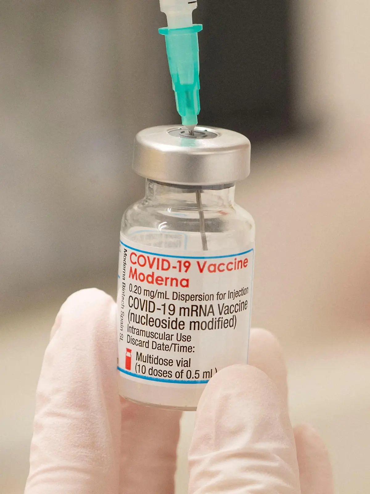 FILE PHOTO: A healthcare worker fills up a syringe with a dose of Moderna's COVID-19 vaccine for a booster shot at the vaccination reference center at the Epidemiology, Biostatistics and Prevention Institute (EBPI) in Zurich, Switzerland November 17, 2021. REUTERS/Arnd Wiegmann/File Photo