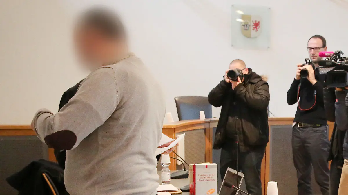 Im Prozess wegen Freiheitsberaubung und Körperverletzung mit Todesfolge wartet der 51 Jahre Angeklagte Axel G. aus Alt Rehse am 25.01.2017 im Landgericht Neubrandenburg (Mecklenburg-Vorpommern) auf den Verhandlungsbeginn. Der Angeklagte soll seine 32-jährigen Lebensgefährtin im Sommer 2016 gefesselt und derart mit einer Peitsche geschlagen haben, dass sie an den Verletzungen starb. Dem Beschuldigten drohen bis zu 15 Jahre Haft. (zu dpa «Frau gefesselt und zu Tode gepeitscht - Prozess gestartet» vom 25.01.2017 - ACHTUNG: Der Angeklagte wurde aus persönlichkeitsrechtlichen Gründen unkenntlich gemacht) Foto: Bernd Wüstneck/dpa-Zentralbild/dpa +++(c) dpa - Bildfunk+++