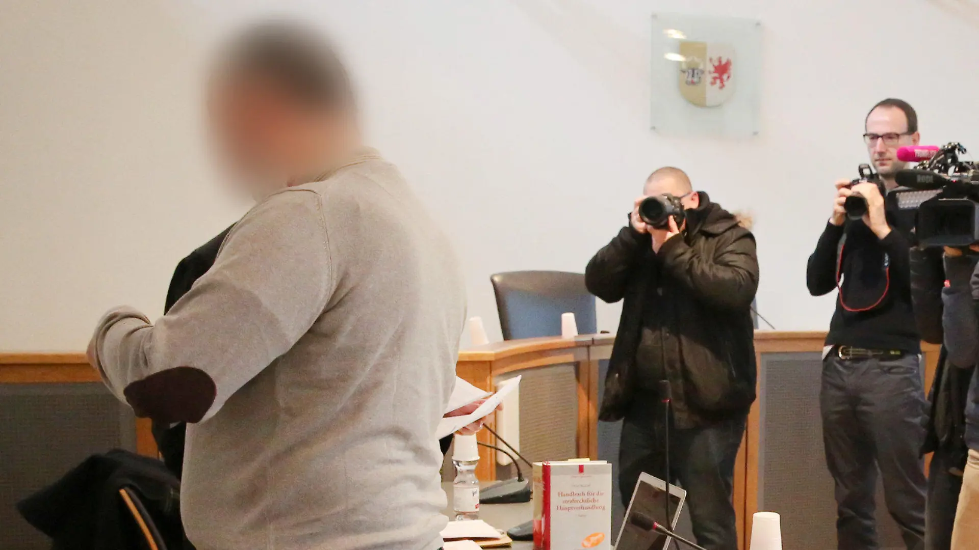 Im Prozess wegen Freiheitsberaubung und Körperverletzung mit Todesfolge wartet der 51 Jahre Angeklagte Axel G. aus Alt Rehse am 25.01.2017 im Landgericht Neubrandenburg (Mecklenburg-Vorpommern) auf den Verhandlungsbeginn. Der Angeklagte soll seine 32-jährigen Lebensgefährtin im Sommer 2016 gefesselt und derart mit einer Peitsche geschlagen haben, dass sie an den Verletzungen starb. Dem Beschuldigten drohen bis zu 15 Jahre Haft. (zu dpa «Frau gefesselt und zu Tode gepeitscht - Prozess gestartet» vom 25.01.2017 - ACHTUNG: Der Angeklagte wurde aus persönlichkeitsrechtlichen Gründen unkenntlich gemacht) Foto: Bernd Wüstneck/dpa-Zentralbild/dpa +++(c) dpa - Bildfunk+++
