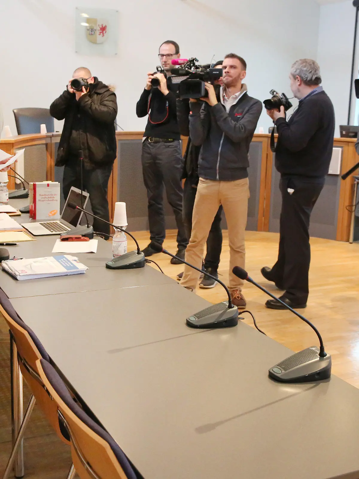Im Prozess wegen Freiheitsberaubung und Körperverletzung mit Todesfolge wartet der 51 Jahre Angeklagte Axel G. aus Alt Rehse am 25.01.2017 im Landgericht Neubrandenburg (Mecklenburg-Vorpommern) auf den Verhandlungsbeginn. Der Angeklagte soll seine 32-jährigen Lebensgefährtin im Sommer 2016 gefesselt und derart mit einer Peitsche geschlagen haben, dass sie an den Verletzungen starb. Dem Beschuldigten drohen bis zu 15 Jahre Haft. (zu dpa «Frau gefesselt und zu Tode gepeitscht - Prozess gestartet» vom 25.01.2017 - ACHTUNG: Der Angeklagte wurde aus persönlichkeitsrechtlichen Gründen unkenntlich gemacht) Foto: Bernd Wüstneck/dpa-Zentralbild/dpa +++(c) dpa - Bildfunk+++