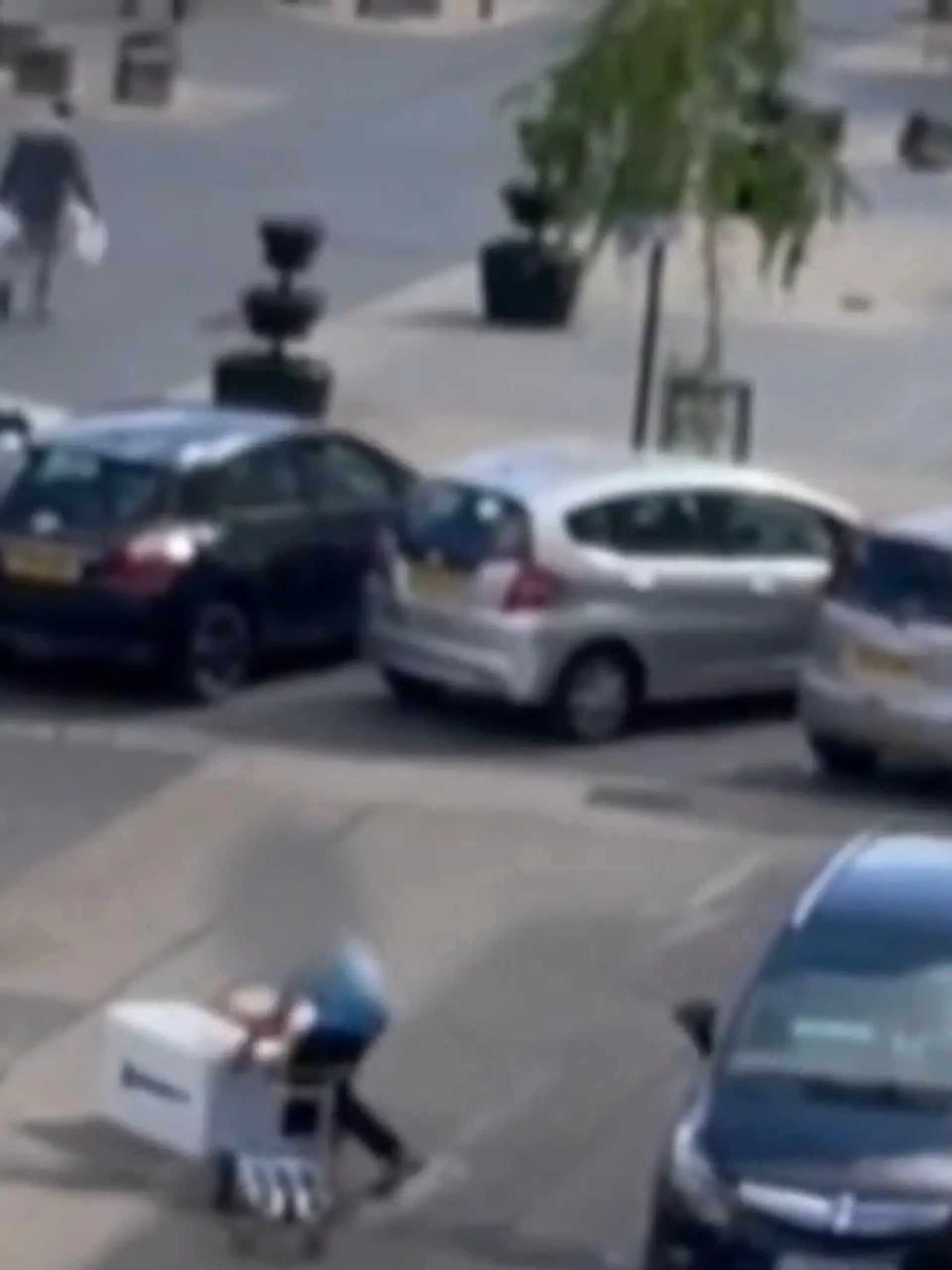 Haben Sie sich auch schon mal gefragt warum Ihre Pakete immer ein wenig demoliert zu Hause ankommen? Tja, wenn ihr Paketbote so drauf wie dieser hier in London ist das wohl kein Wunder. Denn der geht, sagen wir mal ziemlich unsensibel, mit den Online-Bestellungen der Kunden um. Hoffen wir mal, dass er einfach nur einen seeeehr schlechten Tag hatte.