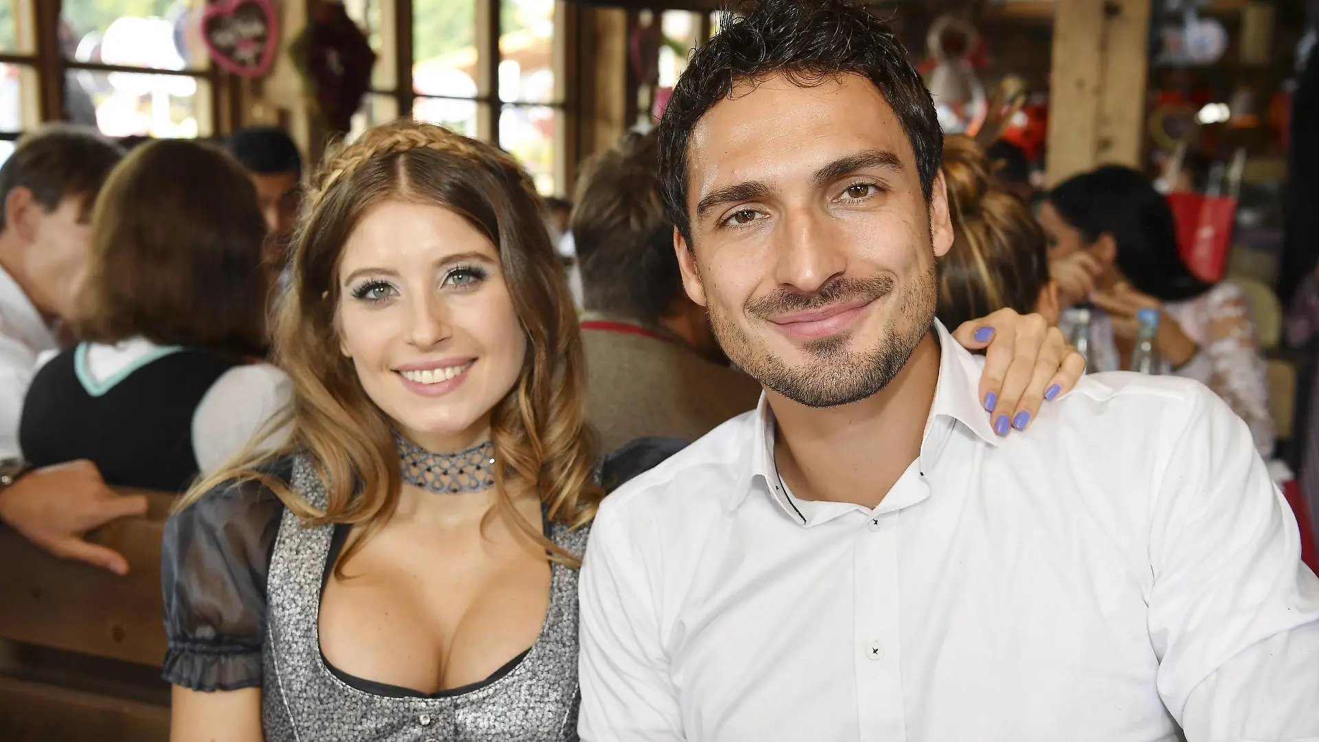 Mats Hummels und Frau Cathy auf der Wiesn am 23.9.2017 in München. Mats Hummels of FC Bayern Muenchen and his wife Cathy attend the Oktoberfest beer festival at Kaefer Wiesenschaenke tent at Theresienwiese on September 23, 2017 in Munich, Germany. Mats Hummels und Frau Cathy auf der Wiesn am 23.9.2017 in München. Mats Hummels of FC Bayern Muenchen and his wife Cathy attend the Oktoberfest beer festival at Kaefer Wiesenschaenke tent at Theresienwiese on September 23, 2017 in Munich, Germany.