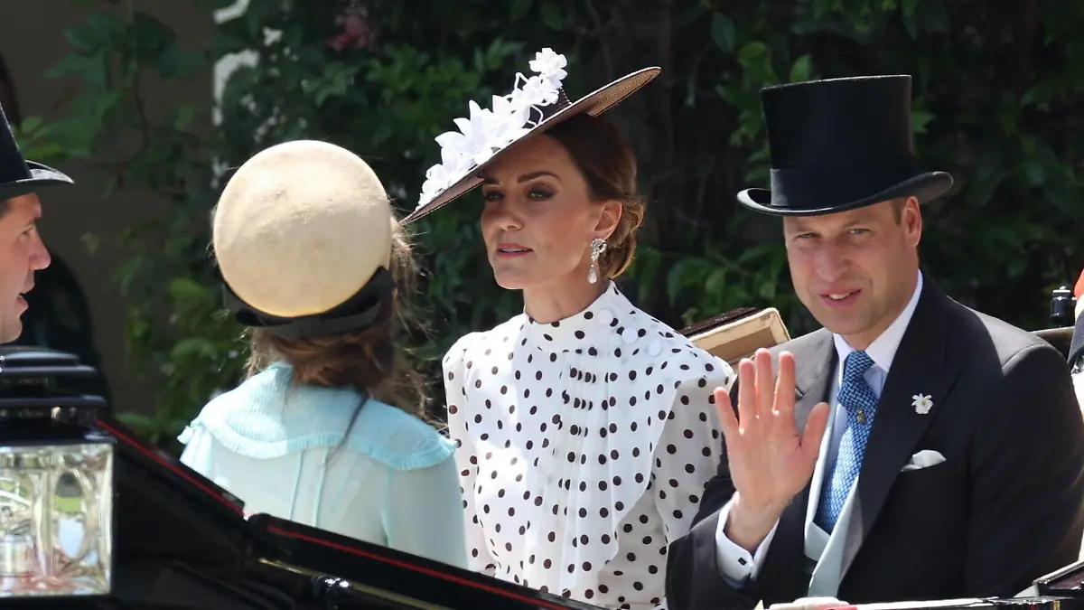 . 17/06/2022. Ascot , United Kingdom. Prince William and Kate Middleton , the Duke and Duchess of Cambridge, on day four of Royal Ascot , United Kingdom. PUBLICATIONxINxGERxSUIxAUTxHUNxONLY xStephenxLockx/xi-Imagesx IIM-23526-0044