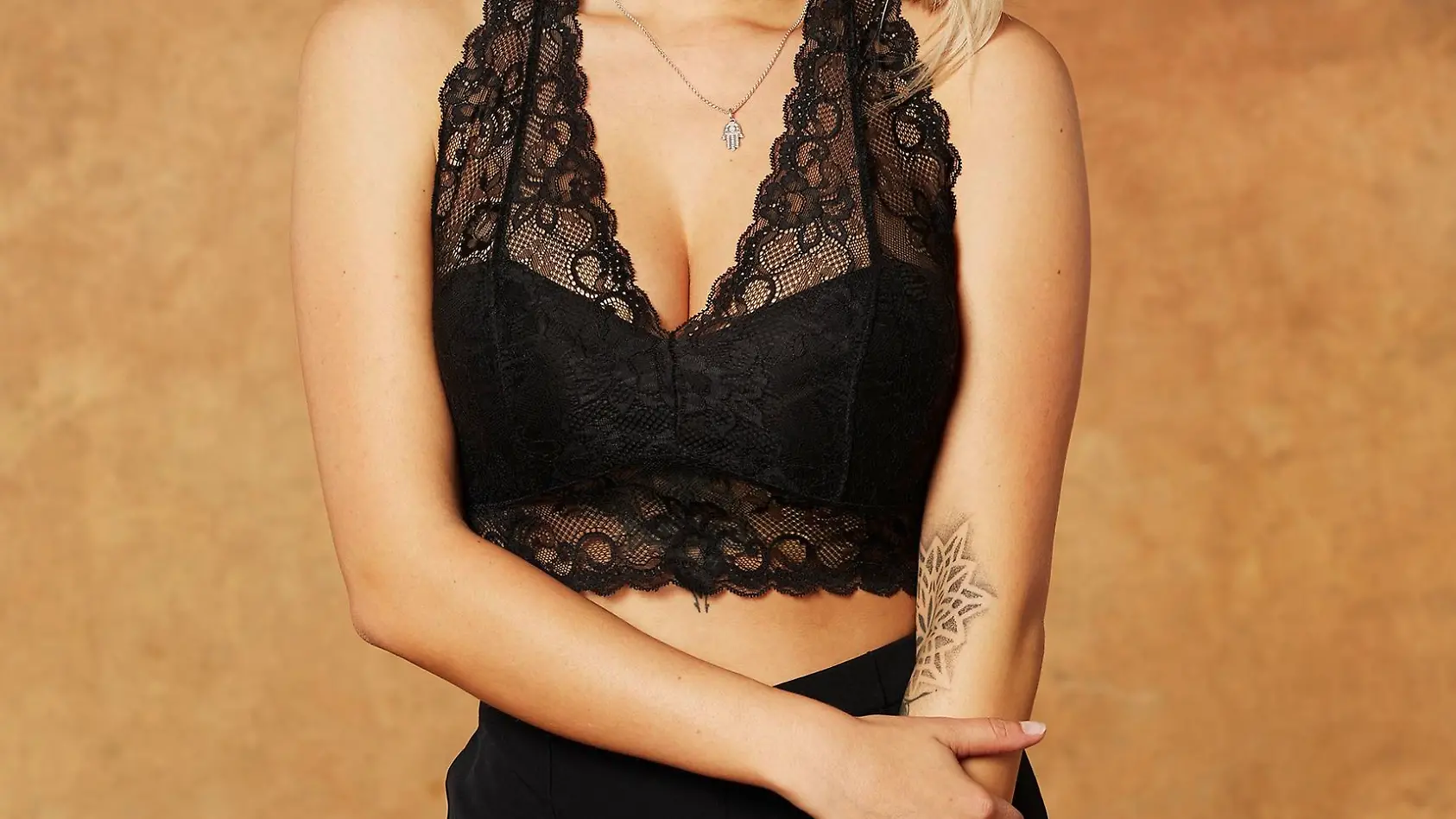 Hier zeigt sie erstmals ihre Tochter