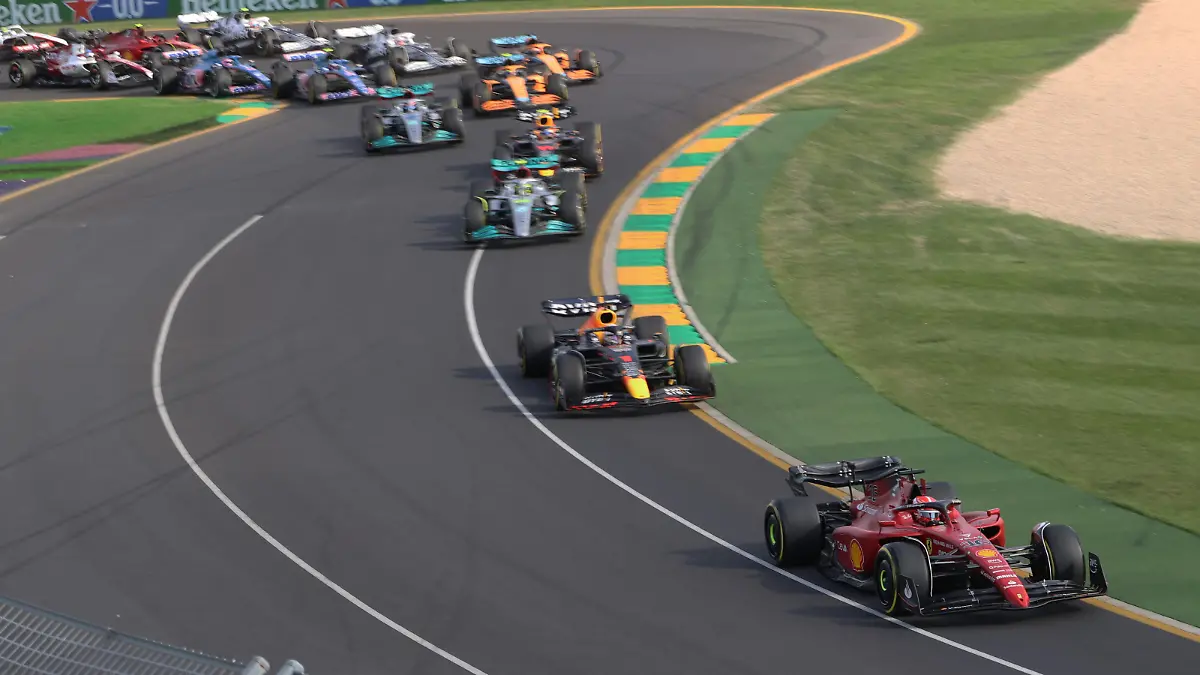 MELBOURNE, Australia, 10 April 2022: START, #16, Charles LECLERC, MCO, Team Scuderia Ferrari, F1-75, Ferrari 065 engine followed by #1, Max VERSTAPPEN, NDL, Oracle Red Bull Racing RB18 Honda AUSTRALIAN Formula One Grand Prix on 10. April 2022, Albert Park - Melbourne, F1 GP of AUSTRALIA, FORMULA 1, F1 race, Formel 1 Rennen in Australien, Motorsport, Fee liable image, Copyright ? ATP images / Paul CROSS