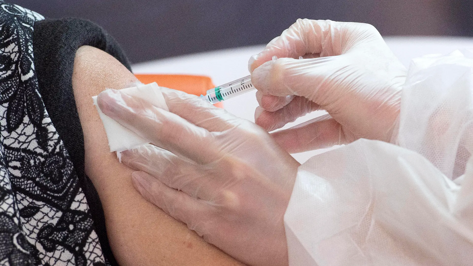Impfung der Bewohner und des Pflegepersonals gegen das COVID-19 Virus mit dem Impfstoff von Biontech und Pfizer in der Altenresidenz Dominus VI. Alcala de Henares, 04.01.2021 COVID-19 Impfung *** Vaccination of residents and caregivers against the COVID 19 virus with the Biontech and Pfizer vaccine at the Dominus VI Alcala de Henares retirement home, 04 01 2021 COVID 19 Vaccination PUBLICATIONxINxGERxSUIxAUTxONLY Foto:xDyDxFotografosx/xFuturexImage