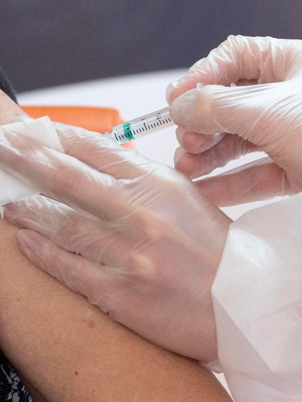  Impfung der Bewohner und des Pflegepersonals gegen das COVID-19 Virus mit dem Impfstoff von Biontech und Pfizer in der Altenresidenz Dominus VI. Alcala de Henares, 04.01.2021 COVID-19 Impfung *** Vaccination of residents and caregivers against the COVID 19 virus with the Biontech and Pfizer vaccine at the Dominus VI Alcala de Henares retirement home, 04 01 2021 COVID 19 Vaccination PUBLICATIONxINxGERxSUIxAUTxONLY Foto:xDyDxFotografosx/xFuturexImage
