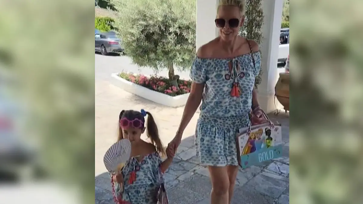 Brigitte Nielsen mit Tochter Frida im Partnerlook unterwegs.