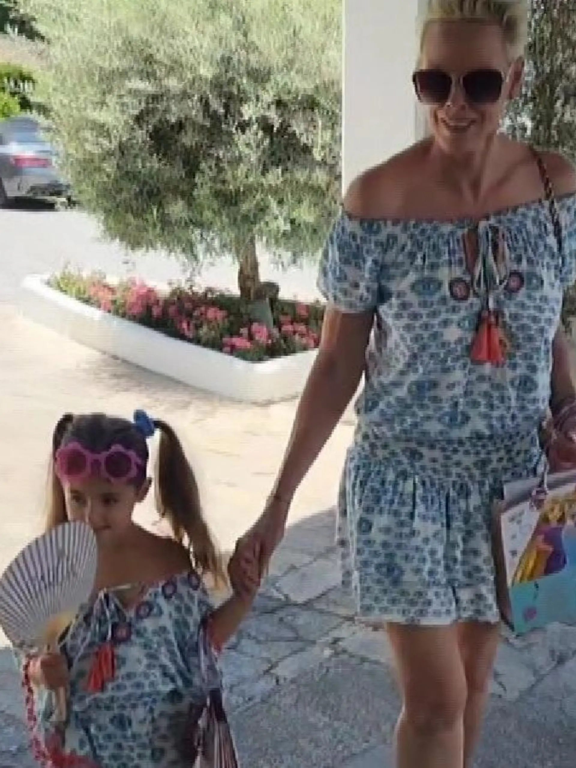 Brigitte Nielsen mit Tochter Frida im Partnerlook unterwegs.