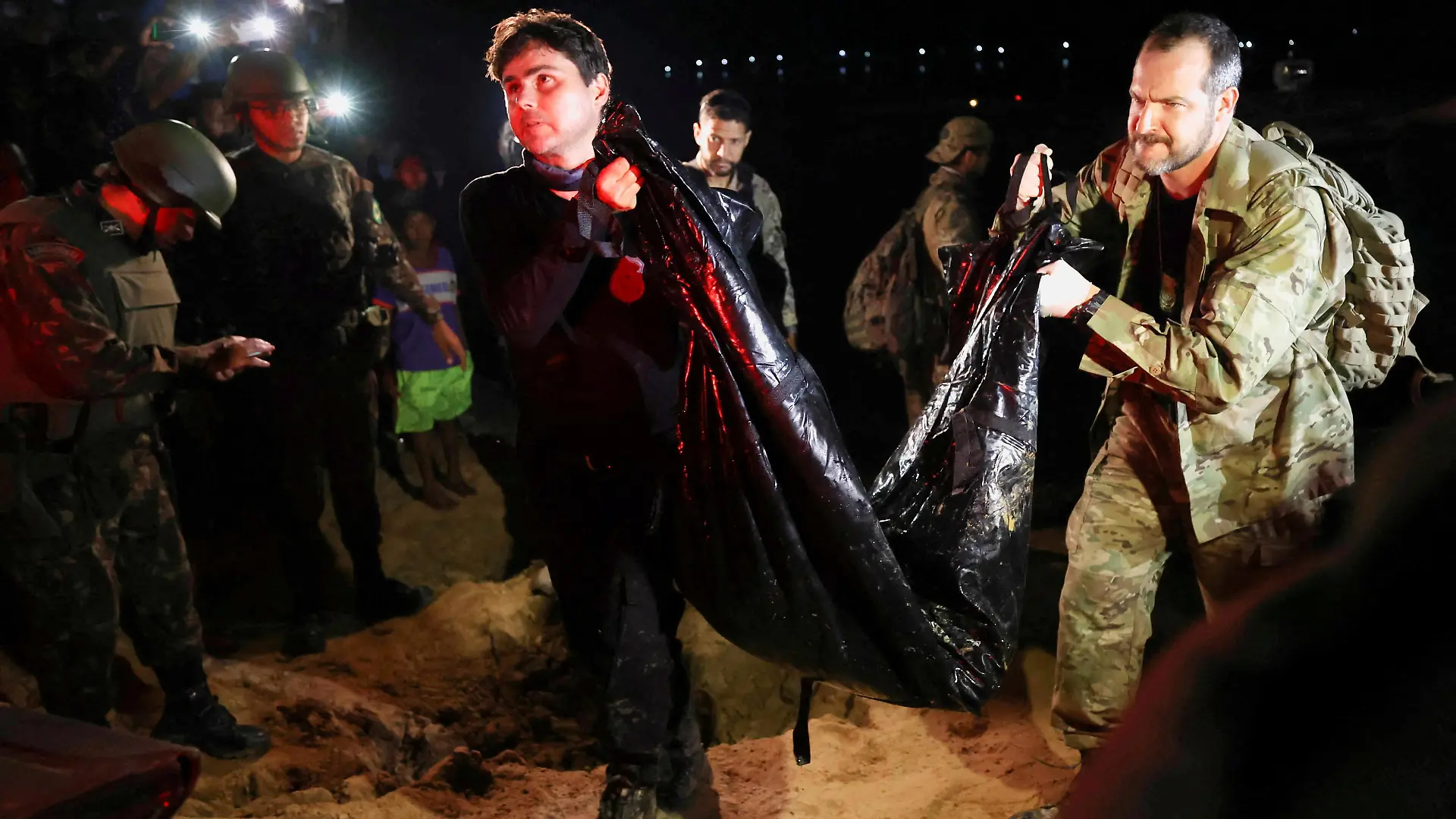 Federal Police officers carry body bags after a suspect confessed to killing British journalist Dom Phillips and Brazilian indigenous expert Bruno Pereira and led police to the location of human remains, in Atalaia do Norte, Amazonas state, Brazil, June 15, 2022. REUTERS/Bruno Kelly REFILE - CLARIFYING INFORMATION