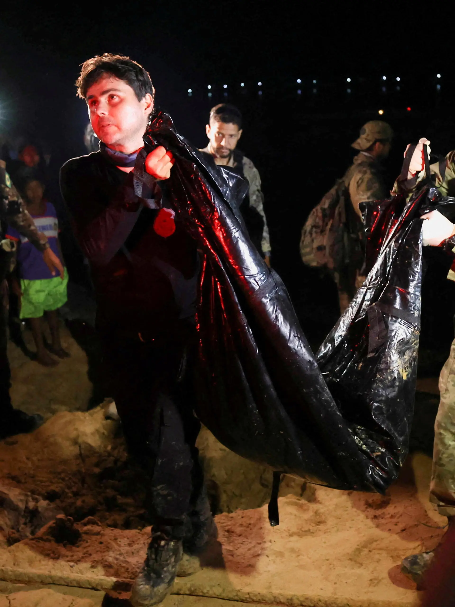 Federal Police officers carry body bags after a suspect confessed to killing British journalist Dom Phillips and Brazilian indigenous expert Bruno Pereira and led police to the location of human remains, in Atalaia do Norte, Amazonas state, Brazil, June 15, 2022. REUTERS/Bruno Kelly REFILE - CLARIFYING INFORMATION