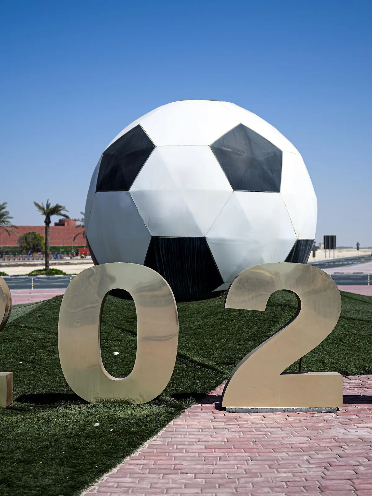 Hier trainiert die Deutsche Fussball-Nationalmannschaft waehrend der FIFA-Fussballl WM 2022 in Katar: Blick auf das Sportzentrum der Aussenanlage des Al Shamal Sports Club mit symbolischem Ball und 2022 Schriftzug. GES/ Fussball/ Vorschau WM 2022, Al Shamal Sports Club, 02.04.2022 Football / Soccer: Preview World Cup 2022, Al Shamal Sports Club, April 02, 2022