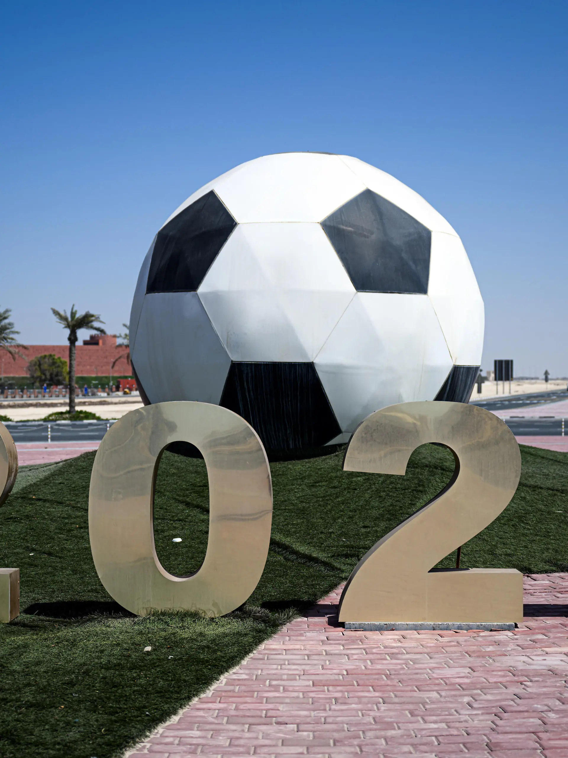 Hier trainiert die Deutsche Fussball-Nationalmannschaft waehrend der FIFA-Fussballl WM 2022 in Katar: Blick auf das Sportzentrum der Aussenanlage des Al Shamal Sports Club mit symbolischem Ball und 2022 Schriftzug. GES/ Fussball/ Vorschau WM 2022, Al Shamal Sports Club, 02.04.2022 Football / Soccer: Preview World Cup 2022, Al Shamal Sports Club, April 02, 2022