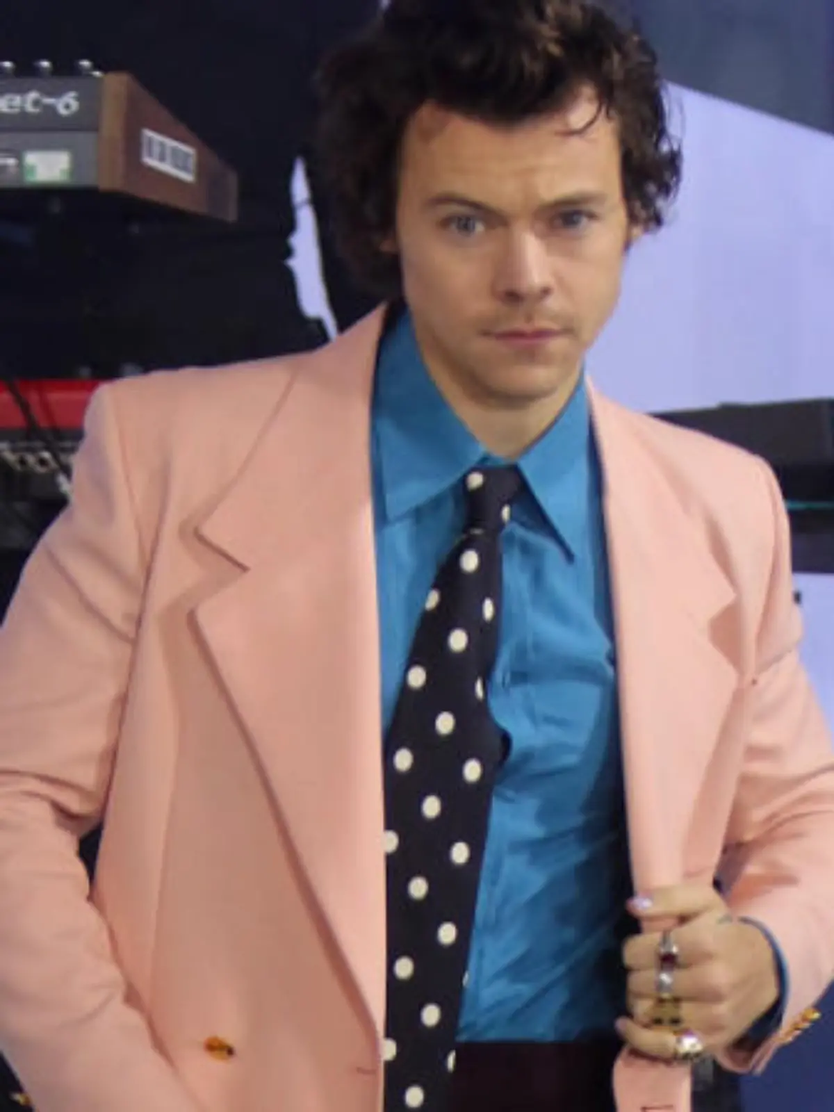 Harry Styles fühlt sich nicht „cool“ genug für seine Partnerinnen
