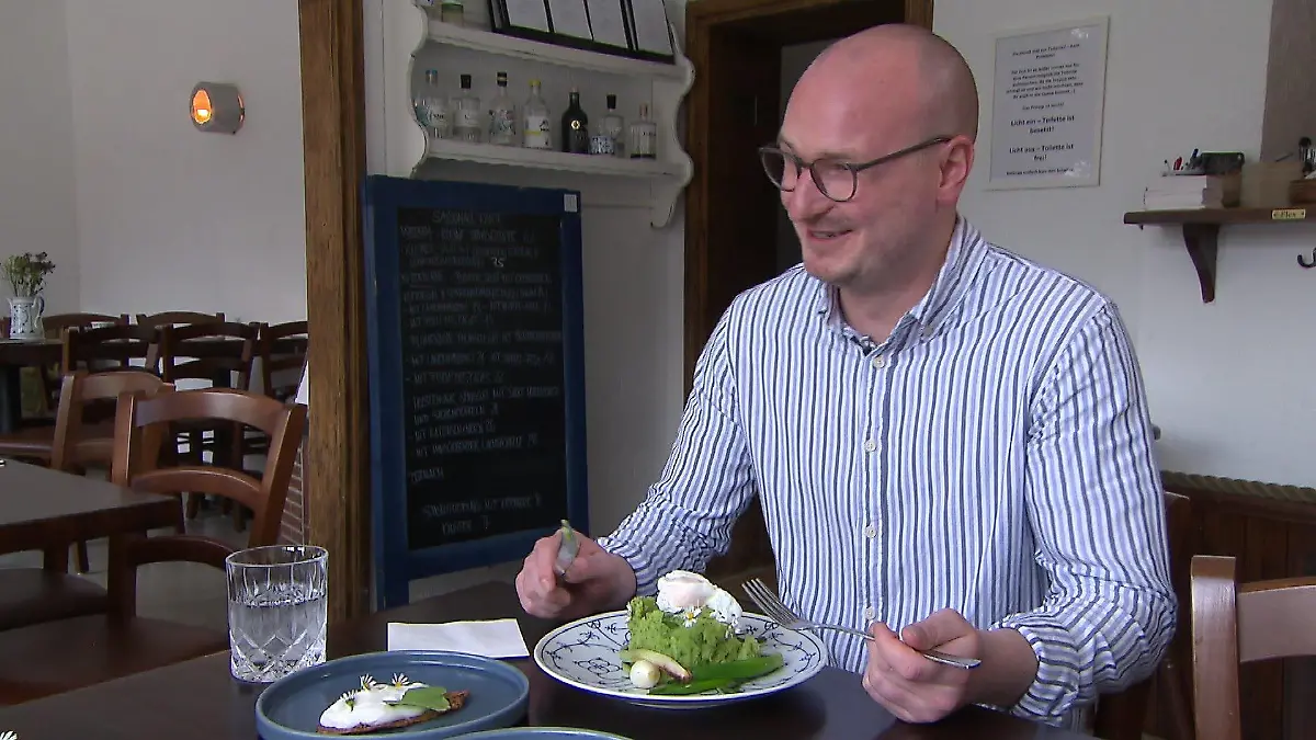 Reporter Nils Fischer probiert den selbstgemachten Kräuter-Kartoffel-Stampf.