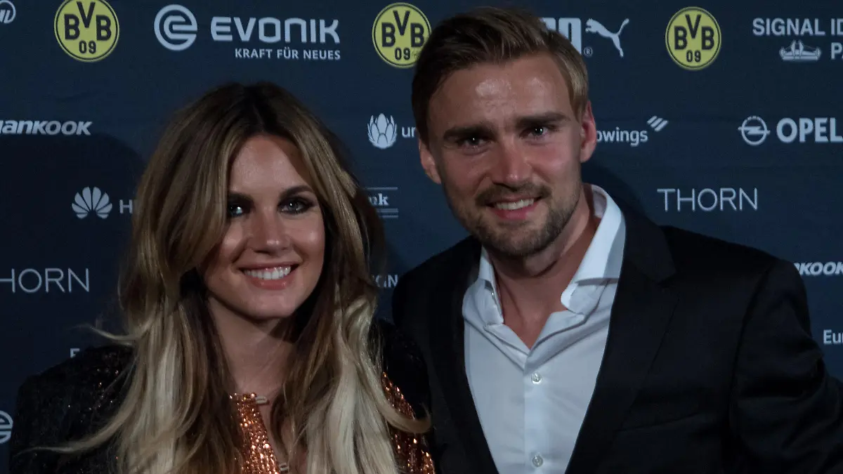 Marcel SCHMELZER (re., DO) mit Ehepartnerin Jenny, DFB Pokal Finale, Roter Teppich von Borussia Dortmund nach dem Spiel, Eintracht Frankfurt (F) - Borussia Dortmund (DO) 1:2 im Grand Hyatt Hotel in Berlin am 27.05.2017 Â