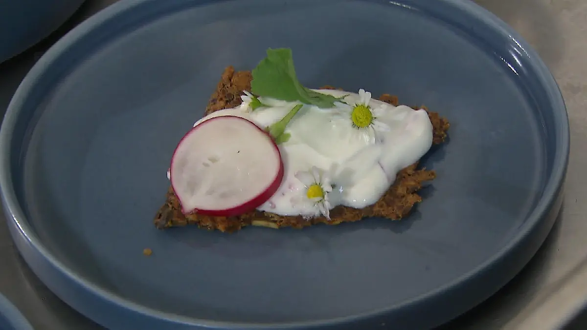 Gänseblümchen sind ein optisches Highlight auf dem selbstgebackenem Knäckebrot - und kostenlos.