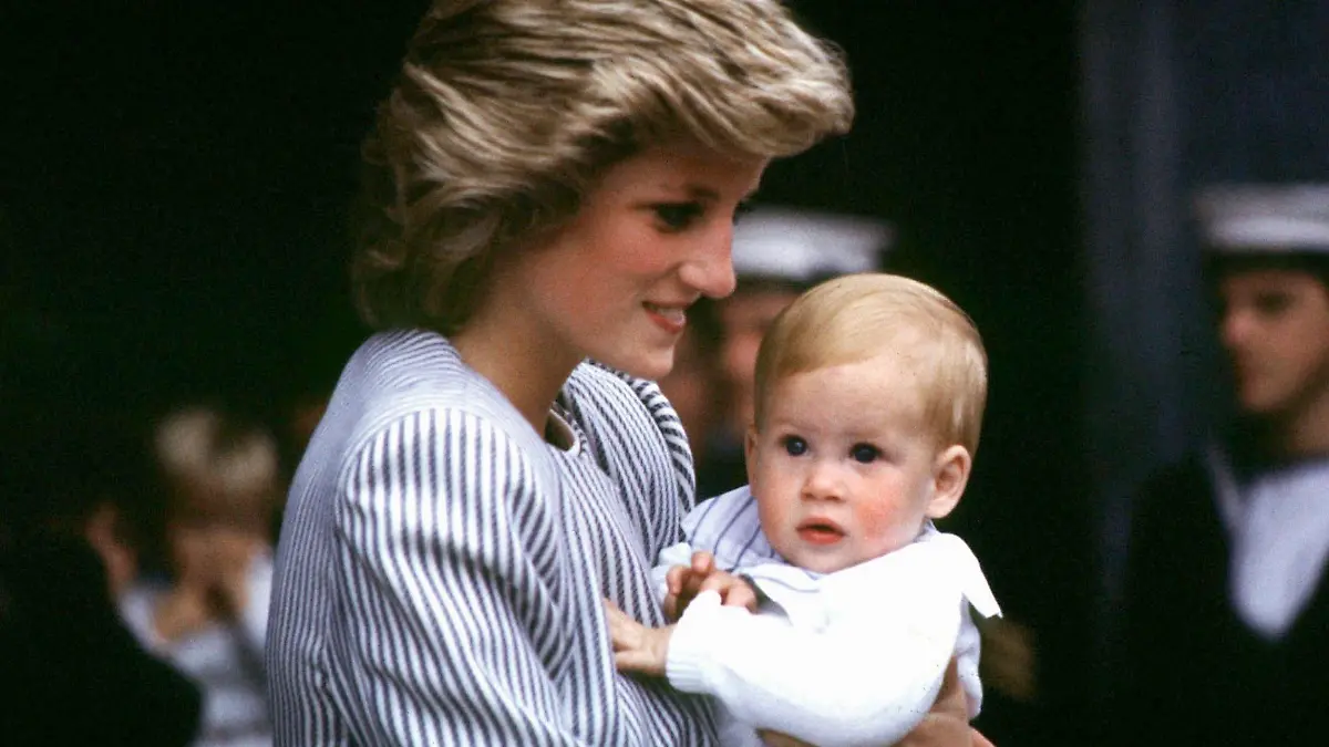 Diana, die Prinzessin von Wales trägt ihr Baby Prinz Harry am 7.8.1985 in Southhampton im Arm. Prinz Harry, der jüngste Sohn von Diana und Prinz Charles, wollte seinen 16. Geburtstag am 15.9.2000 in der Schule feiern. Er verbringe den Tag «ganz normal» im Eliteinternat Eton. Am Sonntag, 17.9. plane der Teenager einen «freien Tag», falls die Lage bei der Spritversorgung einen Ausflug zulasse, wurde mitgeteilt. Der inzwischen 1,80 Meter große Prinz bereitet sich in dem Internat auf eine Zwischenprüfung vor. Wie sein älterer Bruder William sieht Harry in seiner Freizeit gerne Actionfilme oder hört Popmusik. Ansonsten wird Rugby oder Polo gespielt. |