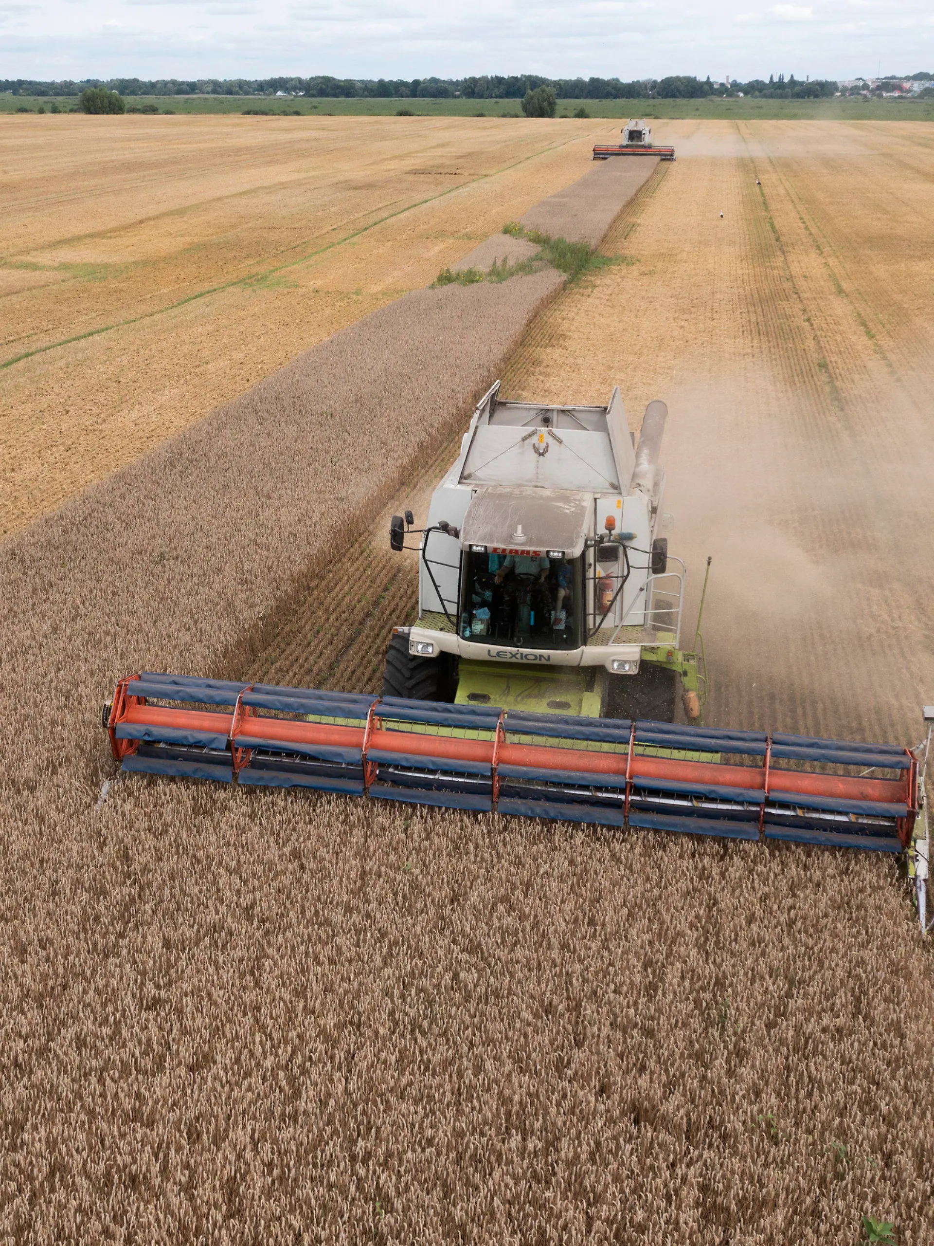 ARCHIV - 09.08.2022, Ukraine, Zghurivka: Ein Mähdrescher erntet Weizen. Russland sperrt sich gegen eine Verlängerung des Abkommens zur Ausfuhr von ukrainischem Getreide über das Schwarze Meer. Ein Auslaufen der Initiative hätte schwere Konsequenzen - für ärmere Länder und für die Welt. Das Abkommen endet am 17.07.2023 um Mitternacht Ortszeit (23.00 Uhr MESZ). Foto: Efrem Lukatsky/AP +++ dpa-Bildfunk +++